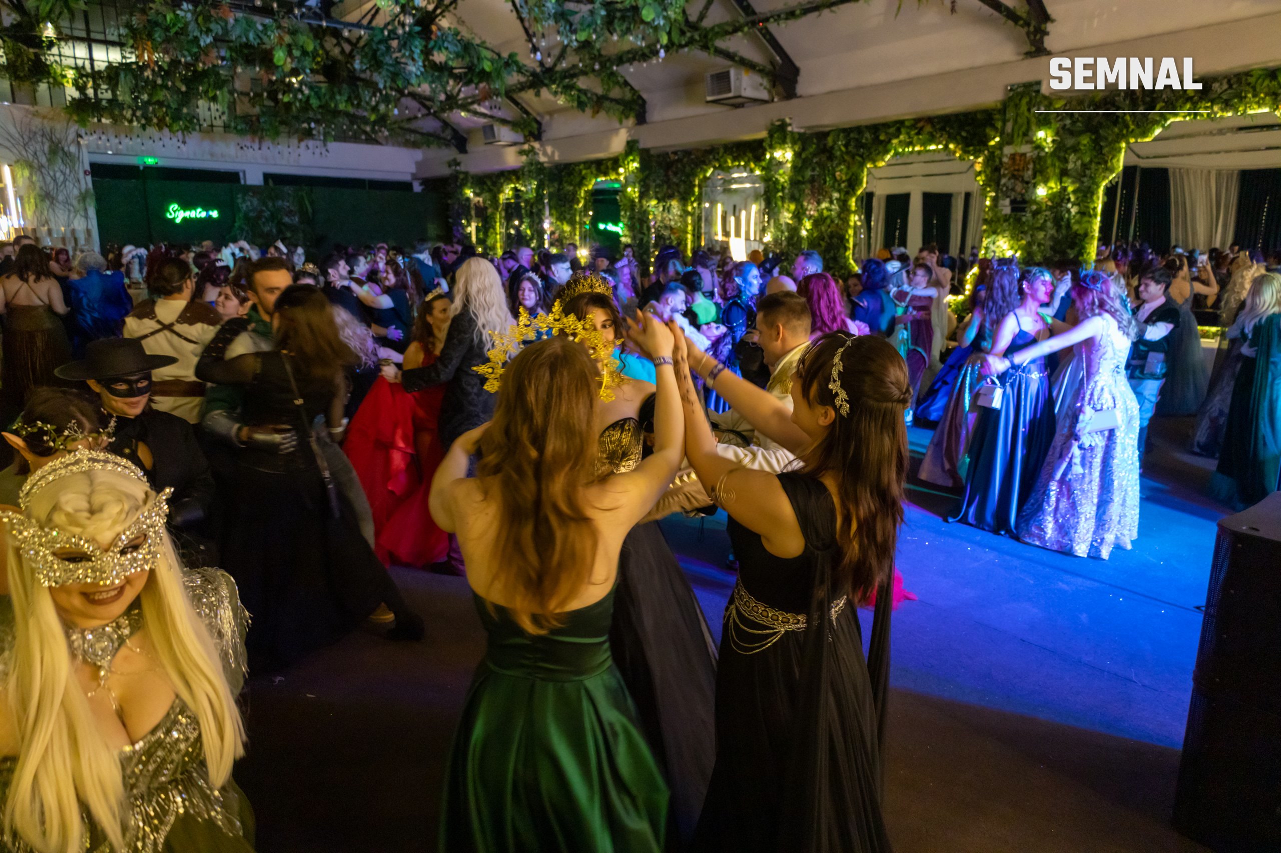 Cupluri costumate dansează pe ringul balului fantasy de la Palatul Bragadiru