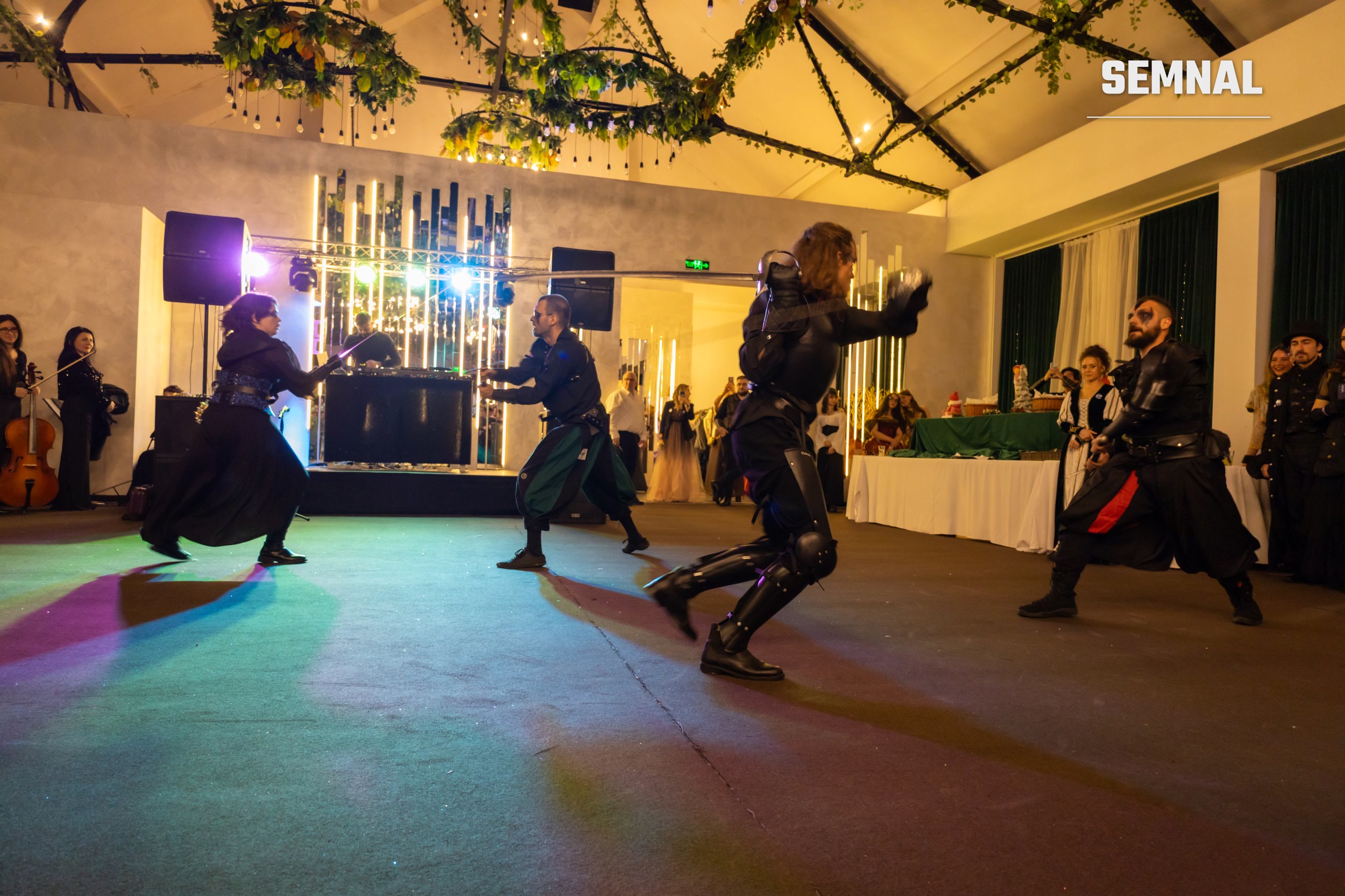 Demonstrație de scrimă scenică în timpul balului fantasy organizat de Hexbound Events