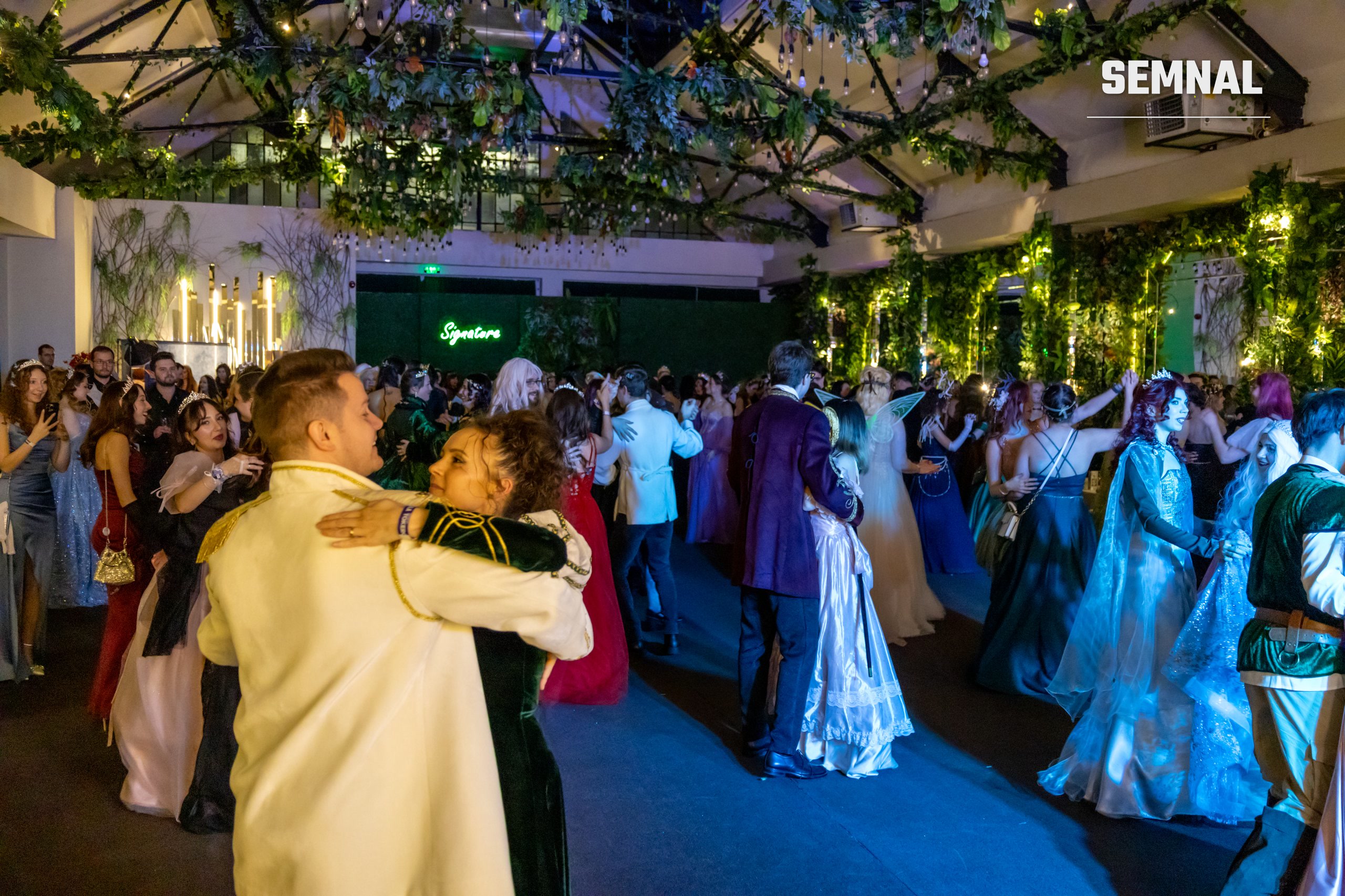 Invitați costumați dansează lângă cabina DJ-ului, la balul fantasy din București