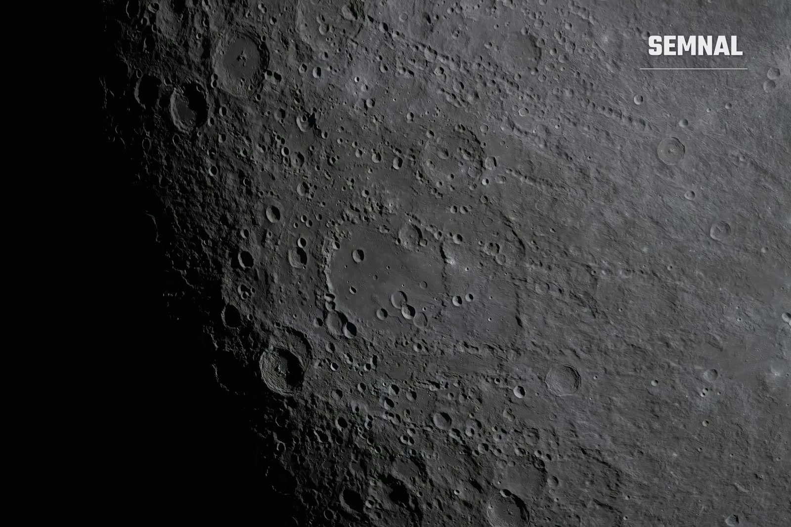 Suprafața craterizată a Lunii, imagine de arhivă NASA (fotografie ilustrativă, nu craterul McGetchin)