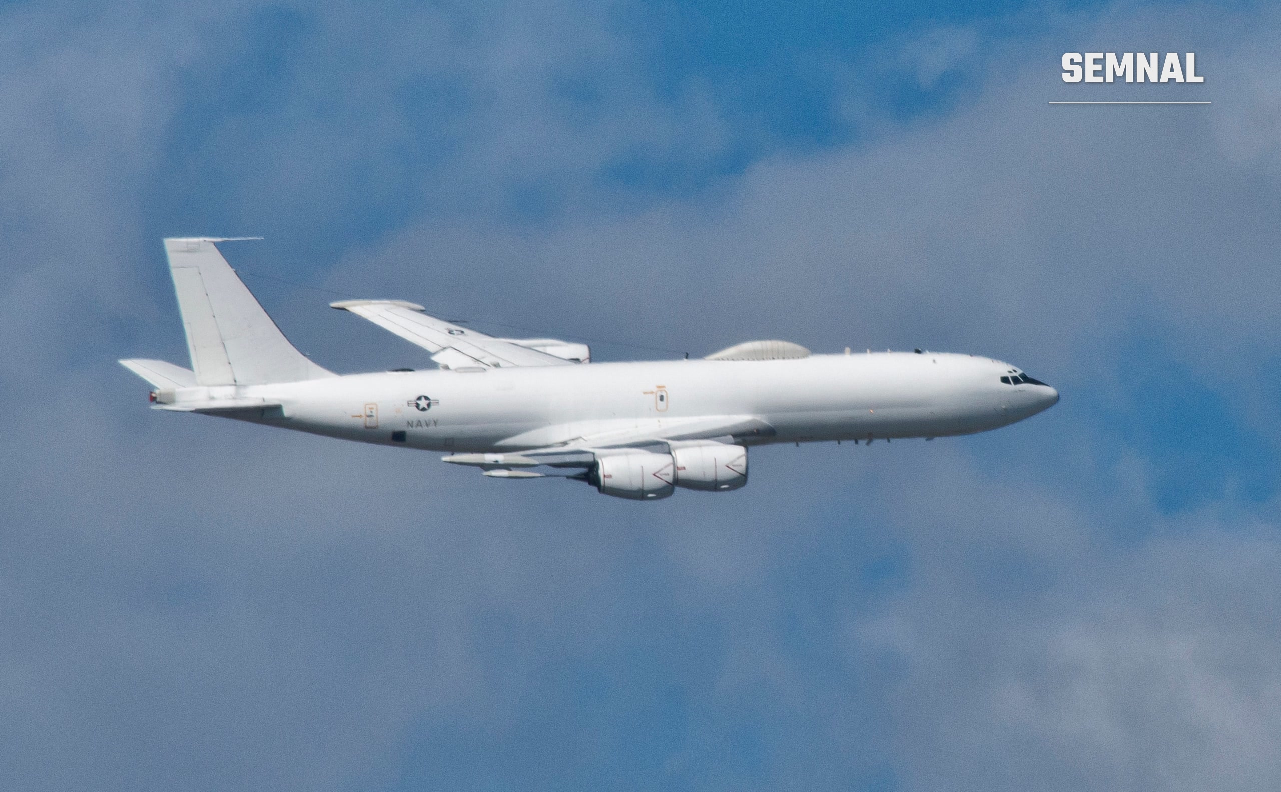 Avion Boeing E-6B Mercury al Marinei americane în zbor, aparatul de comandă strategică aeriană care asigură legătura cu forțele nucleare