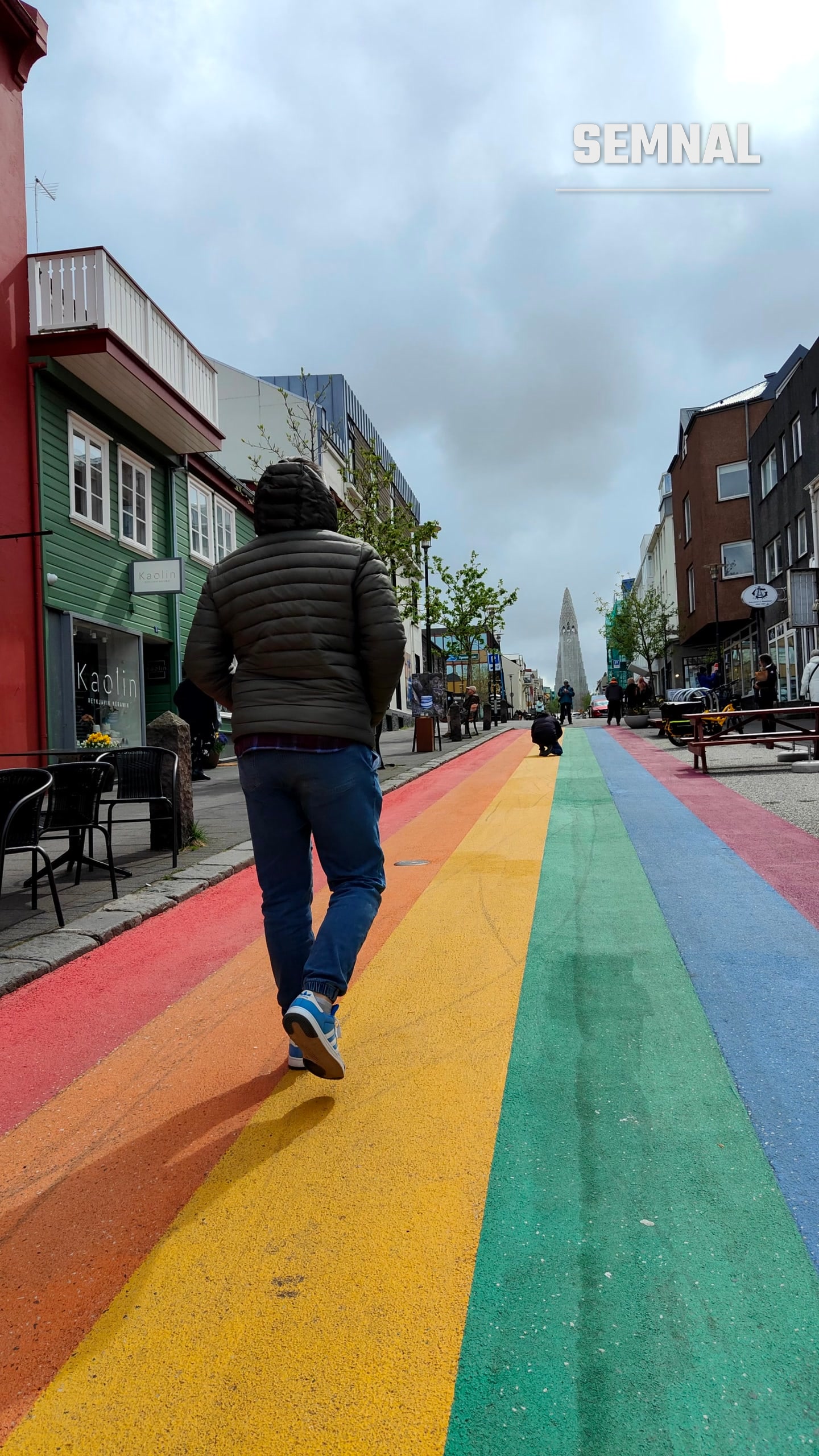 Cuplu la selfie în fața bisericii Hallgrímskirkja din Reykjavík, Islanda