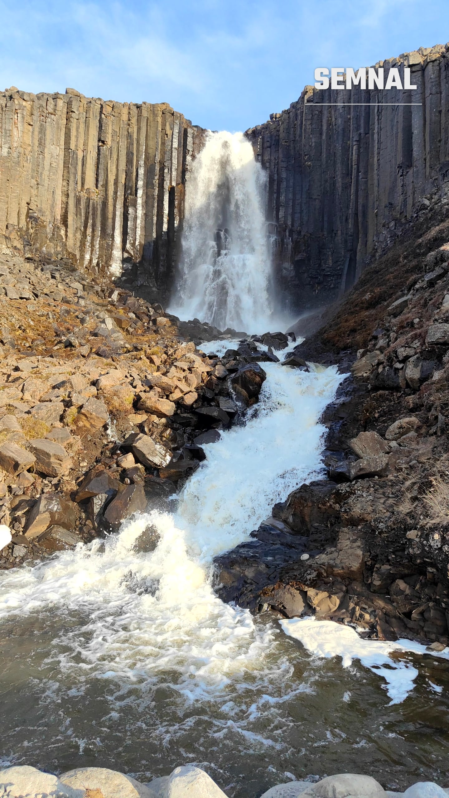 Cascada Stuðlafoss, pe drumul spre canionul Stuðlagil