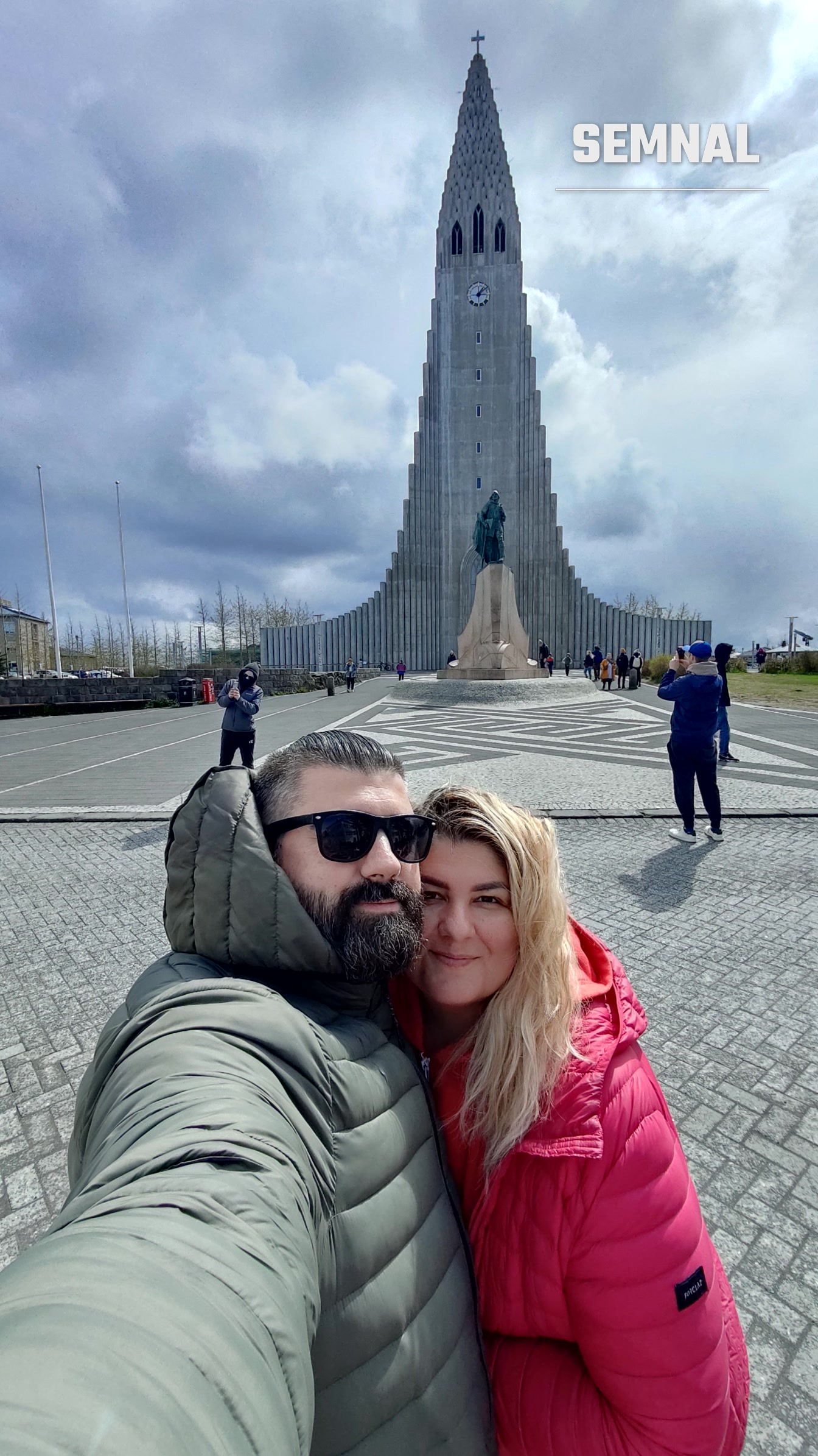 Mugur și Alina Petrea pe strada vopsită în culorile curcubeului din Reykjavík, cu biserica Hallgrímskirkja la capăt