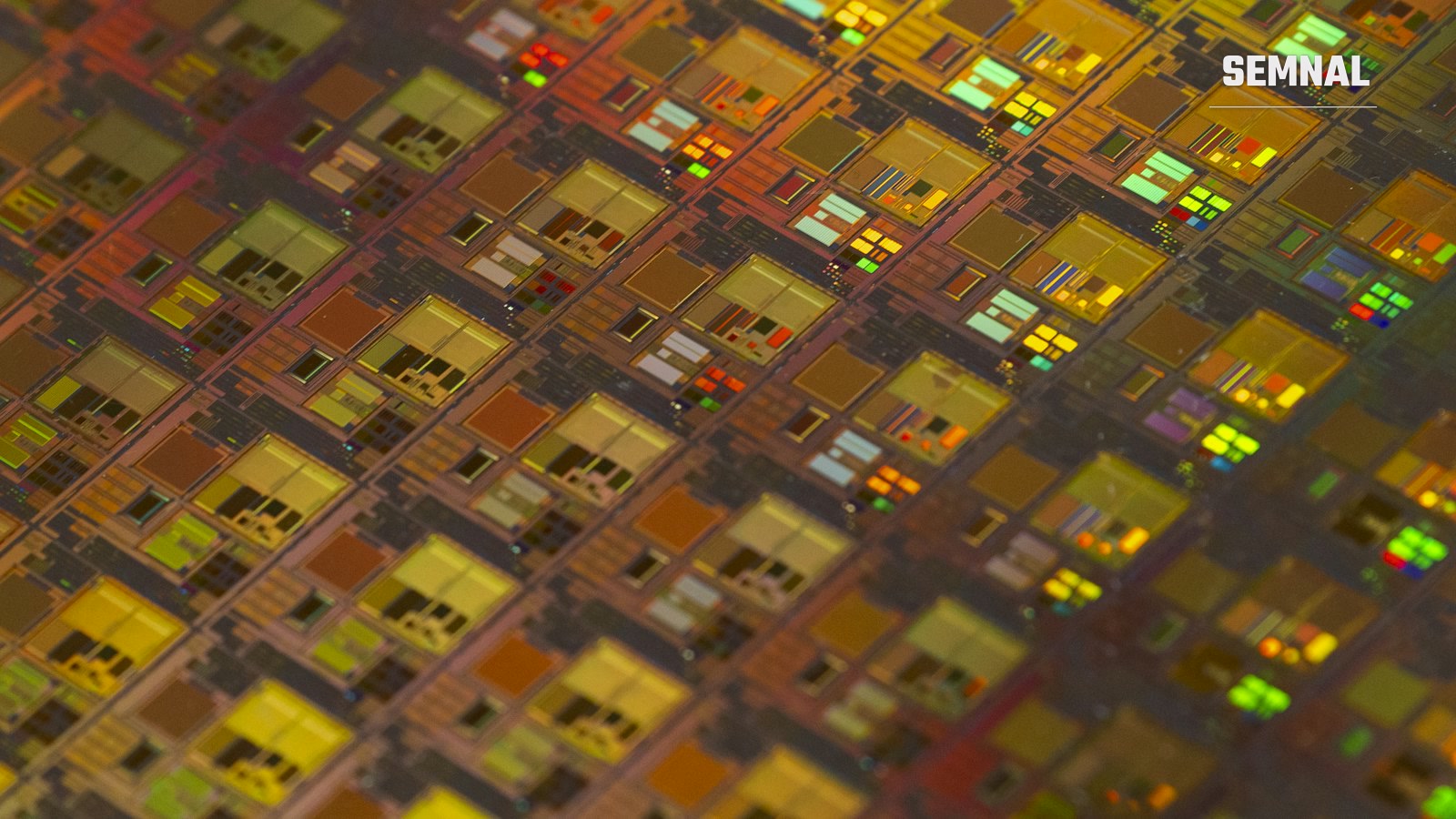 Detaliu macro al unei plachete de siliciu cu un model geometric de circuite integrate miniaturizate, specific fabricației de semiconductori.