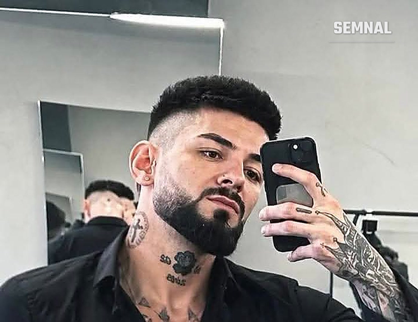 Suspectul are mai multe tatuaje vizibile pe gât și pe mâini