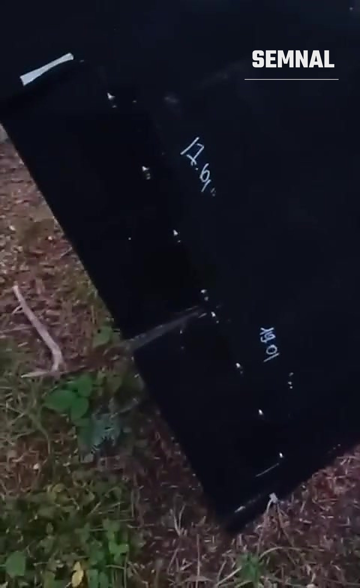 Panou din structura dronei, căzut între vegetație
