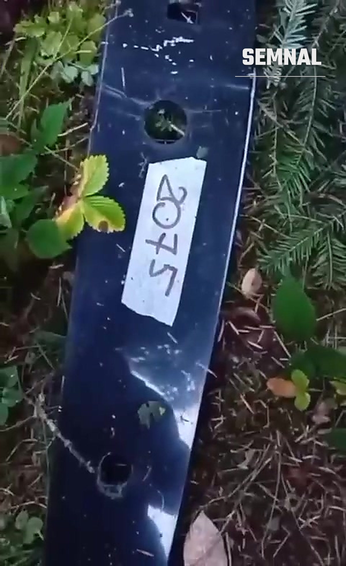 Fragment îngust din dronă, marcat cu o etichetă albă