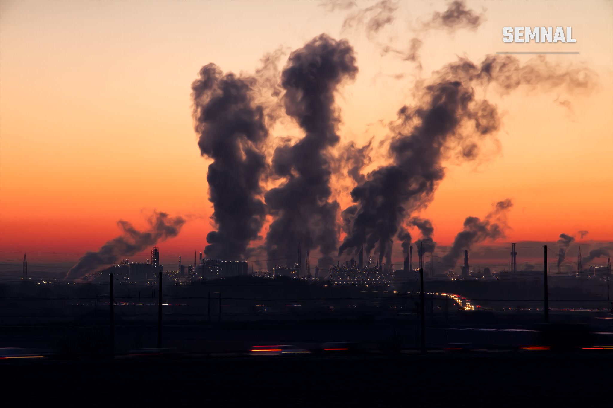 Fum industrial pe cerul serii, imagine ilustrativă pentru poluarea aerului