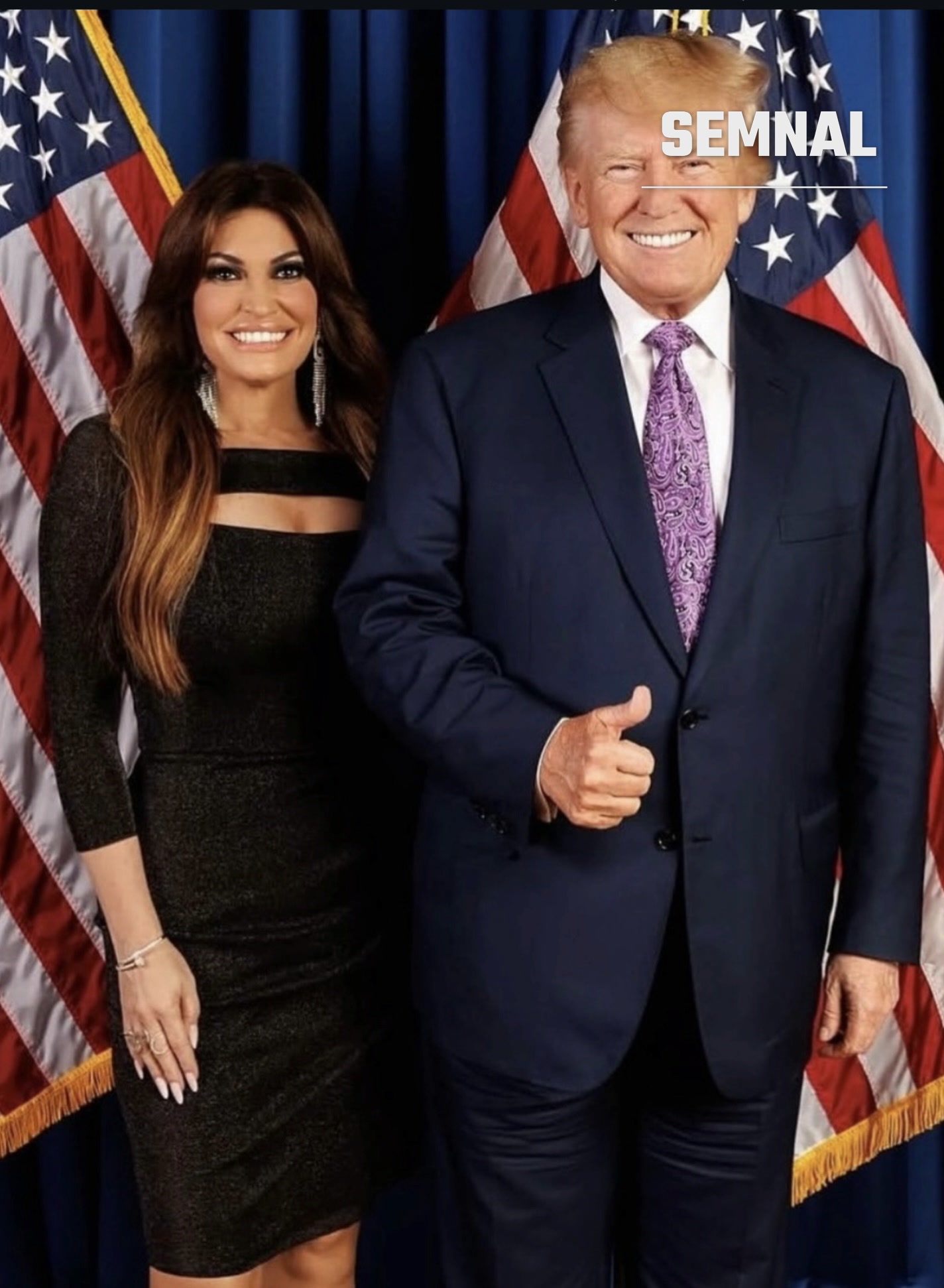 Kimberly Guilfoyle și președintele Donald Trump, în fața drapelelor SUA
