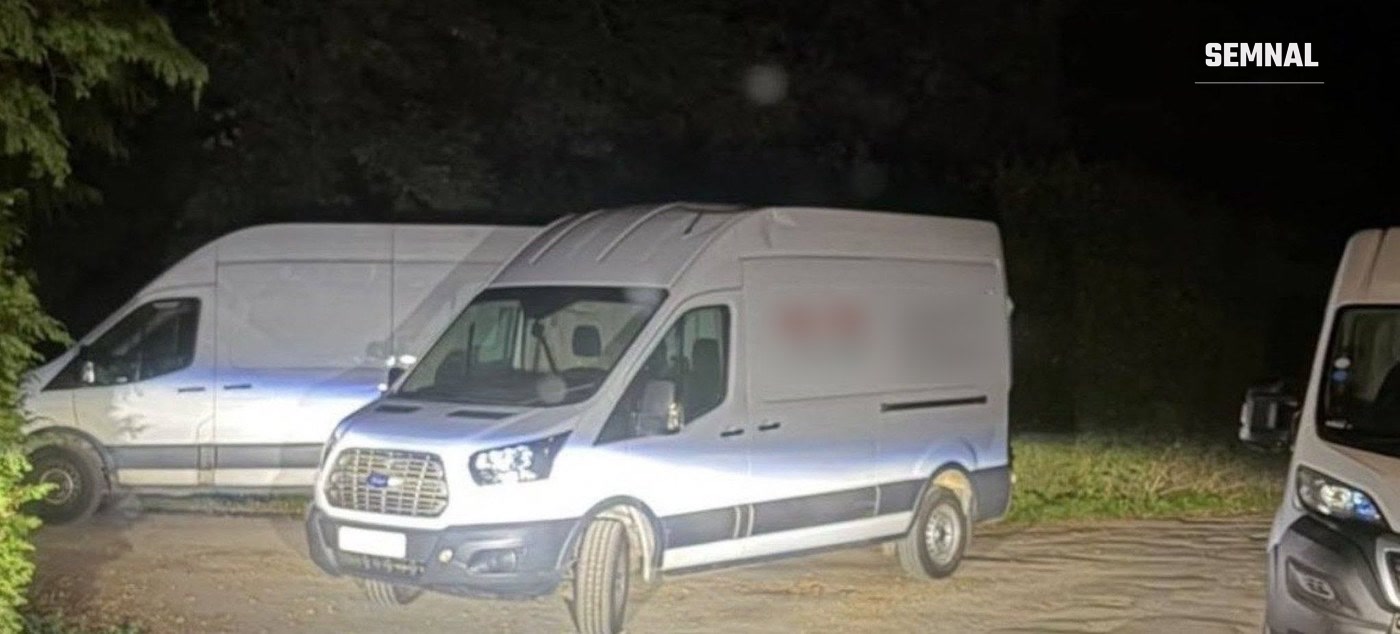 Furgonete albe parcate lângă o zonă împădurită din Whelford, în noaptea de 27 septembrie. Poliția nu a confirmat care dintre vehicule sunt cele examinate.