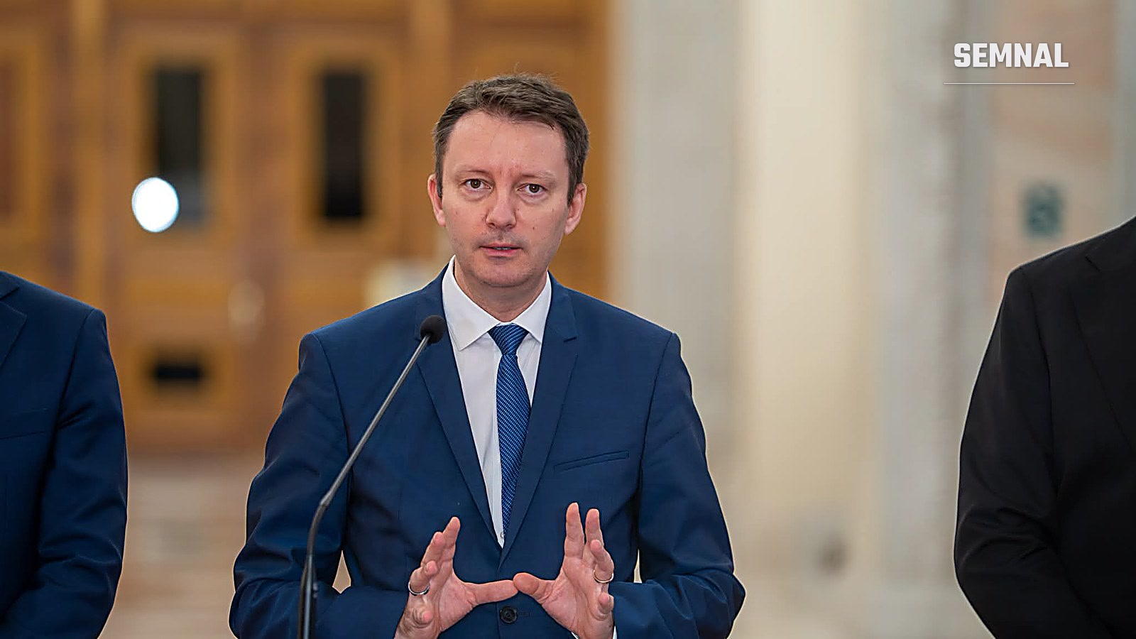 Siegfried Mureșan, gesticulând în timp ce vorbește la pupitru (Foto: Siegfried Mureșan)