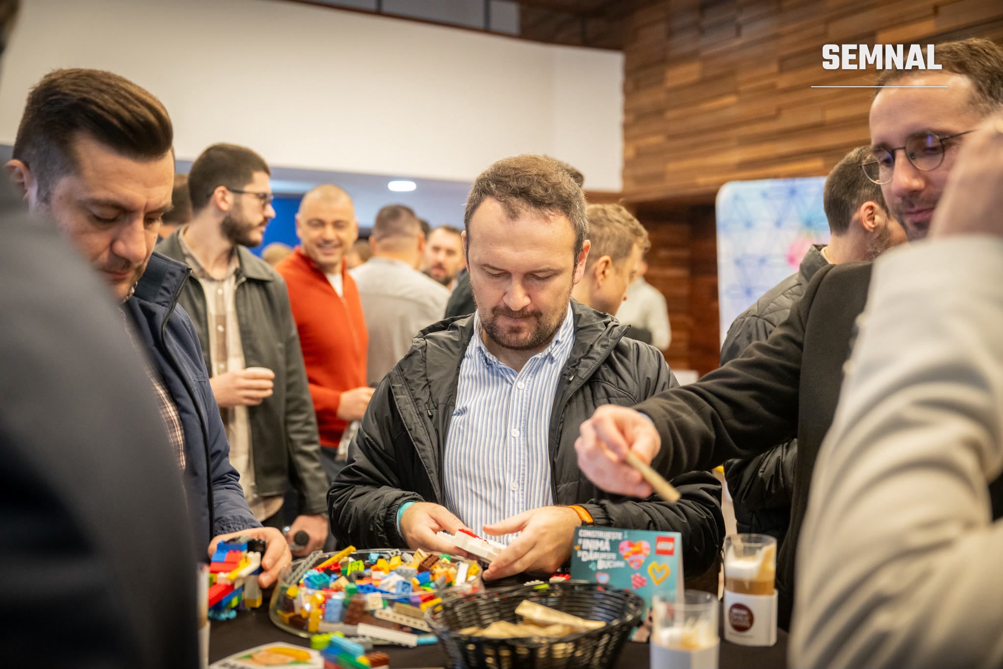 Participanți construind din piese LEGO în pauza unei ediții anterioare „Tați care iubesc”