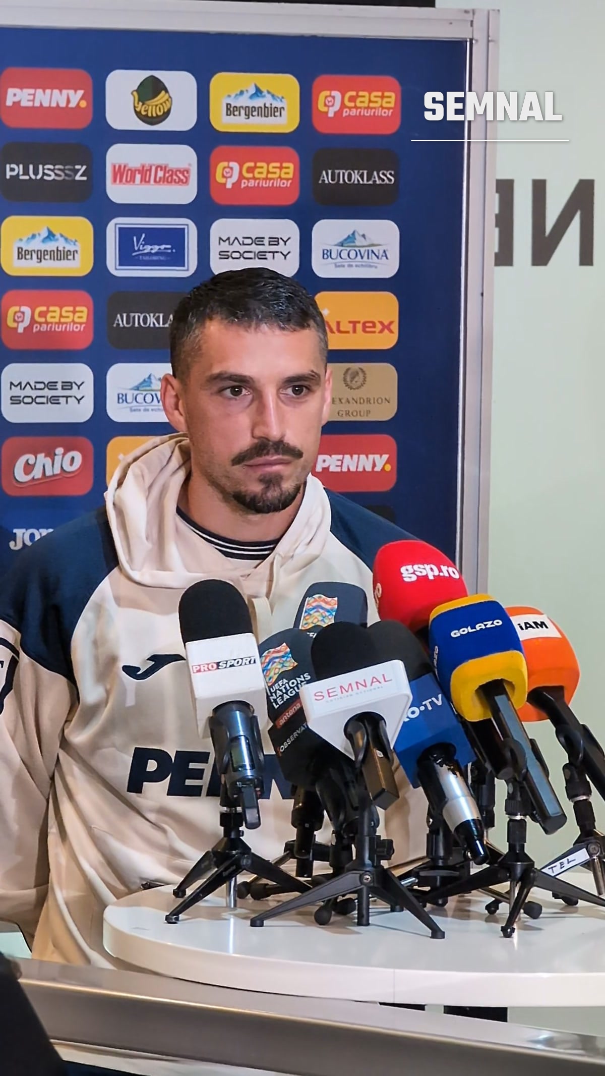 Nicolae Stanciu, căpitanul naționalei, la declarațiile de după meciul România - Bosnia. Fotografie realizată de Lucian Dinu