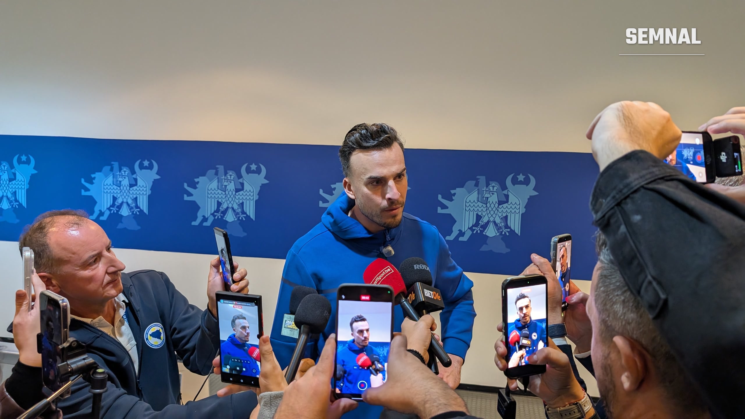 Jurnaliștii filmează declarațiile unui jucător bosniac după meci. Fotografie realizată de Lucian Dinu