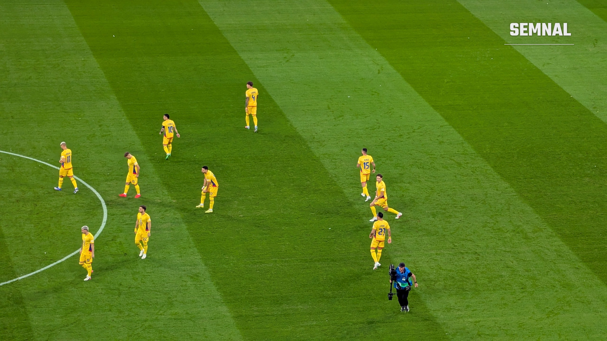 Jucătorii României, abătuți după un gol primit în prima repriză. Fotografie realizată de Lucian Dinu