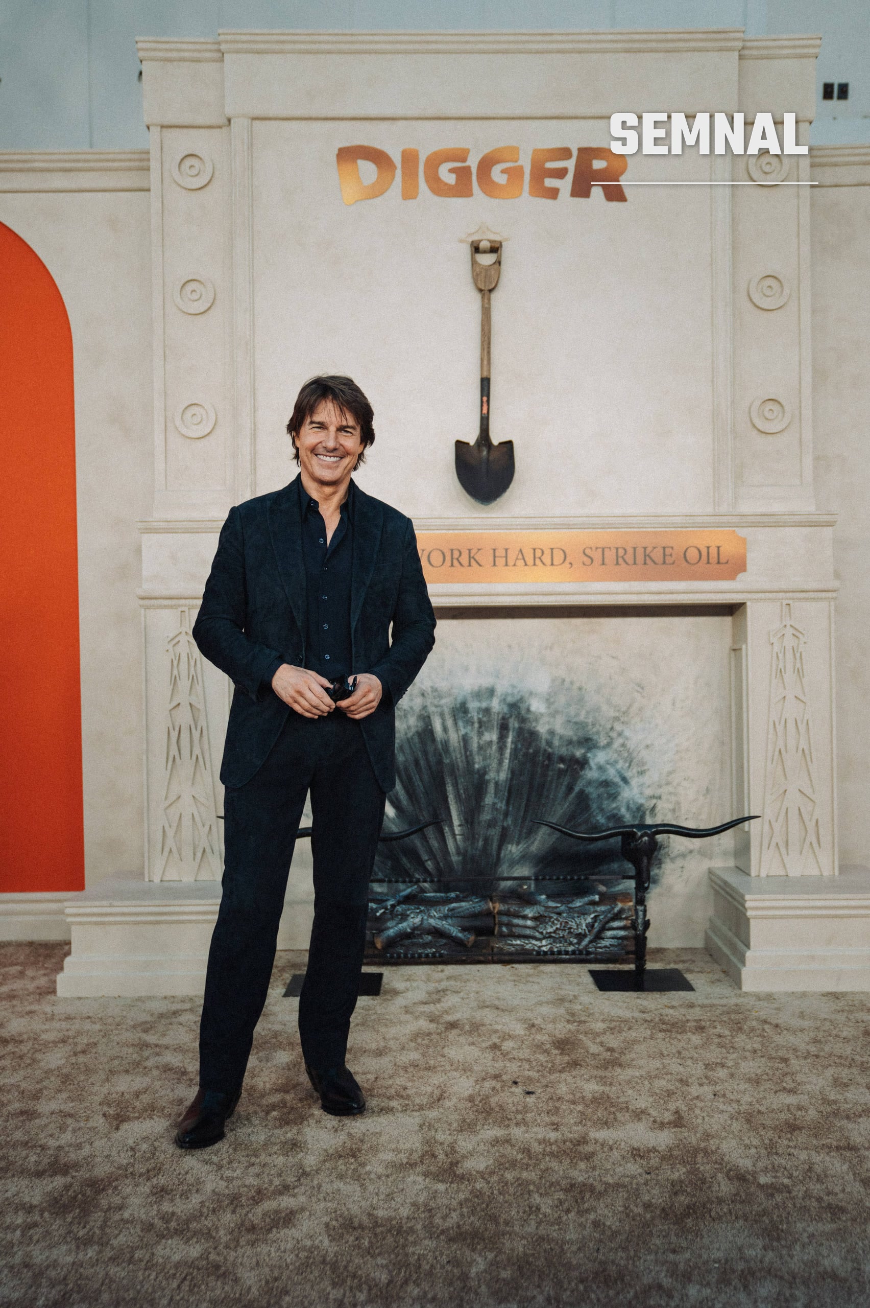 Tom Cruise în fața unui decor tematic Digger, la un eveniment de promovare a filmului