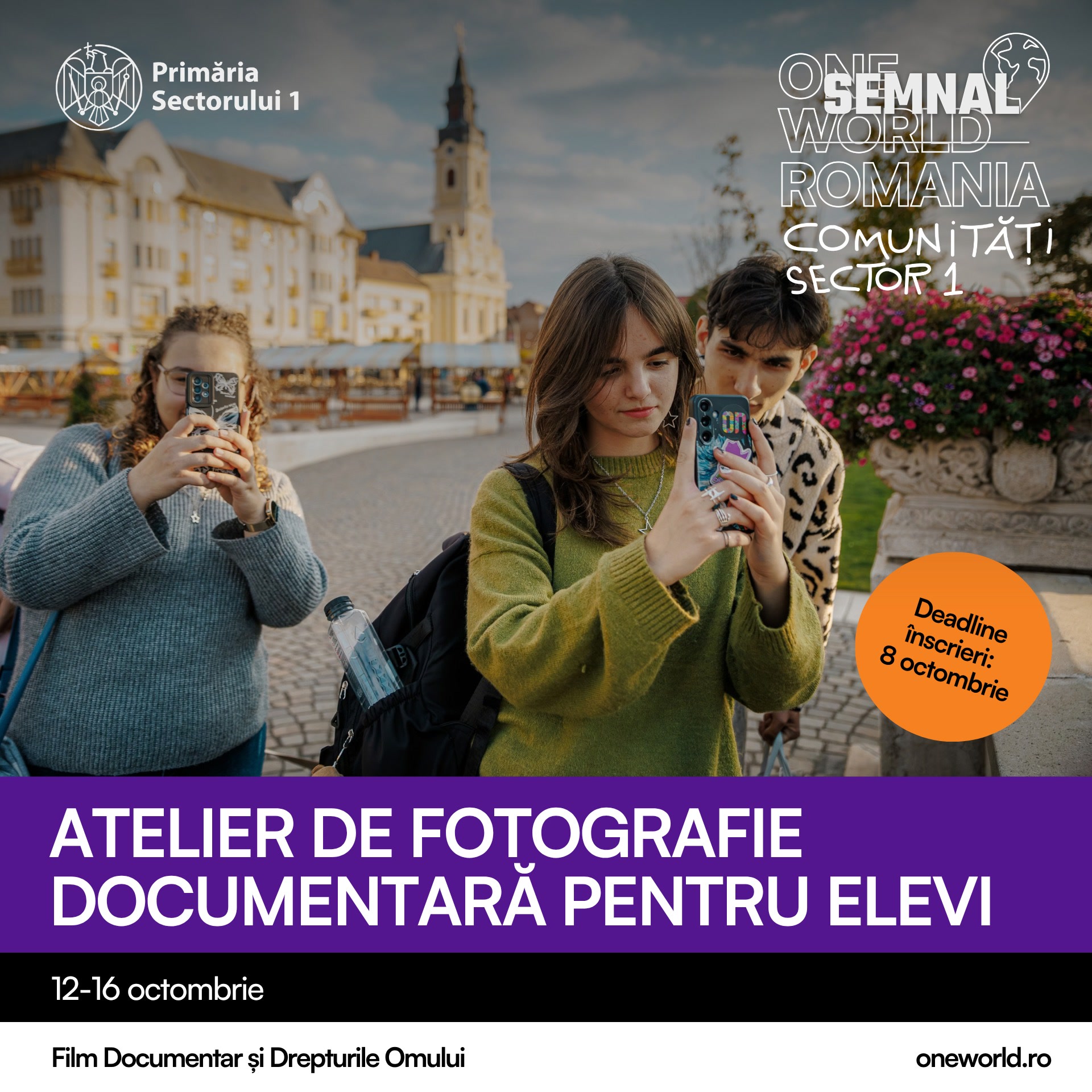 Afișul atelierului de fotografie documentară One World Romania: tineri fotografiază cu telefoanele într-o piață cu clădiri istorice
