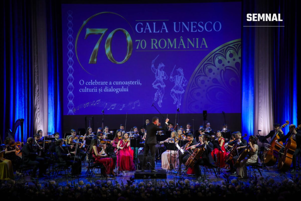 Orchestra Română de Tineret, dirijată de Constantin Grigore, pe scena Operei Naționale București la Gala UNESCO 70 România
