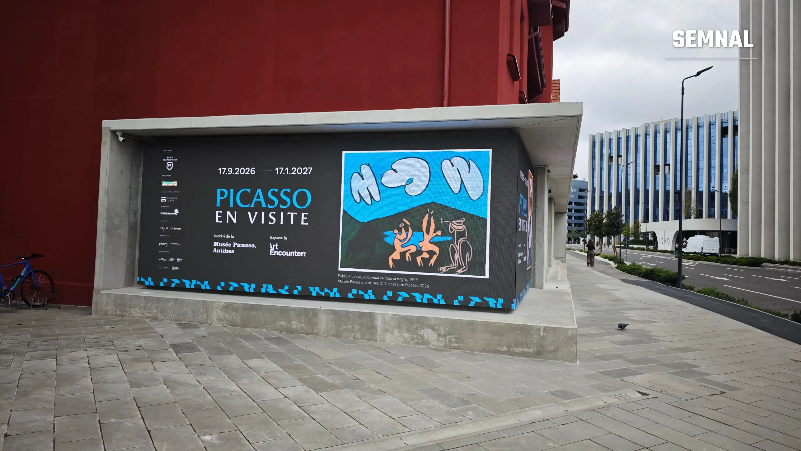 Afișul expoziției Picasso en visite pe fațada noului sediu Art Encounters din Timișoara. Fotografie realizată de Lucian Dinu