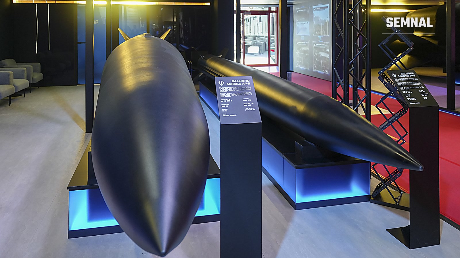 Machetele rachetelor balistice ucrainene FP-9 și FP-7, de culoare neagră, expuse pe postamente iluminate la expoziția MSPO 2026 din Kielce (Foto: Krzysztof Popławski / Wikimedia Commons, CC BY 4.0)