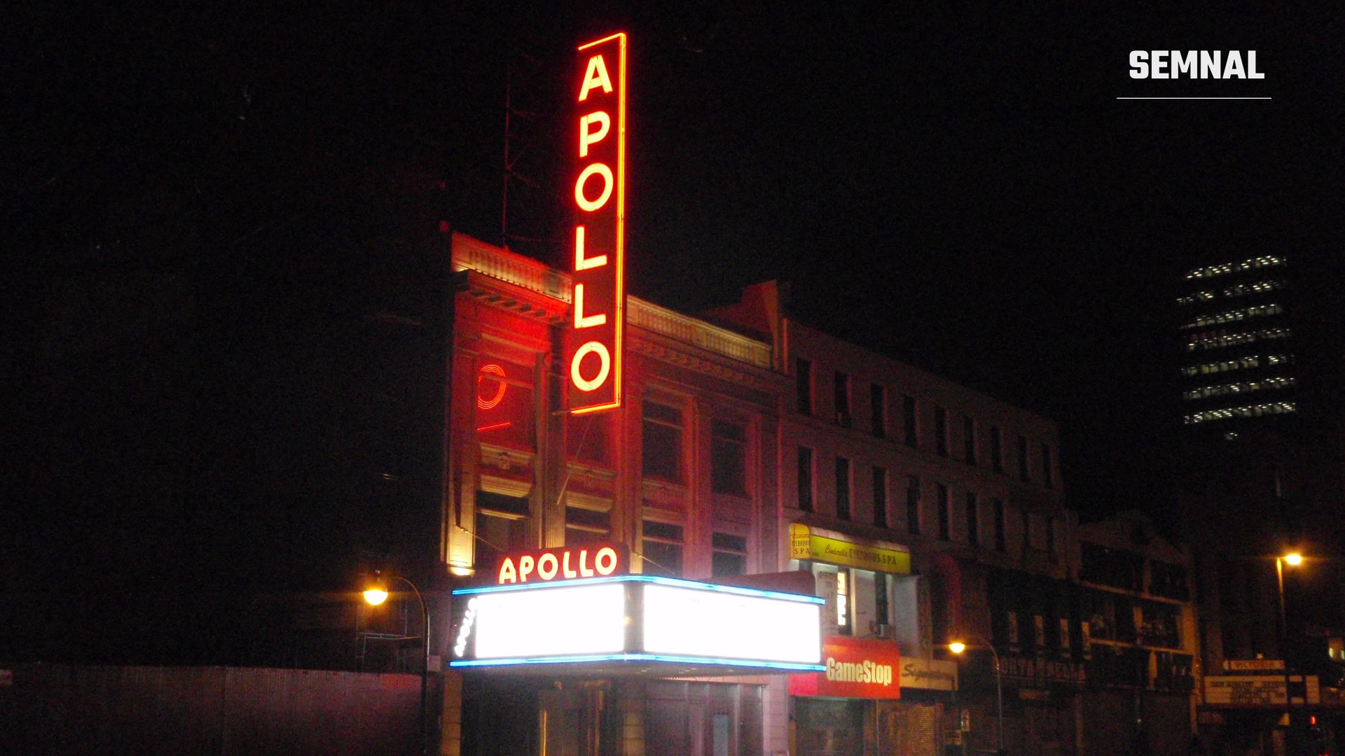 Fațada luminată pe timp de noapte a teatrului Apollo din Harlem, New York, unde a avut loc premiera filmului American Gangster