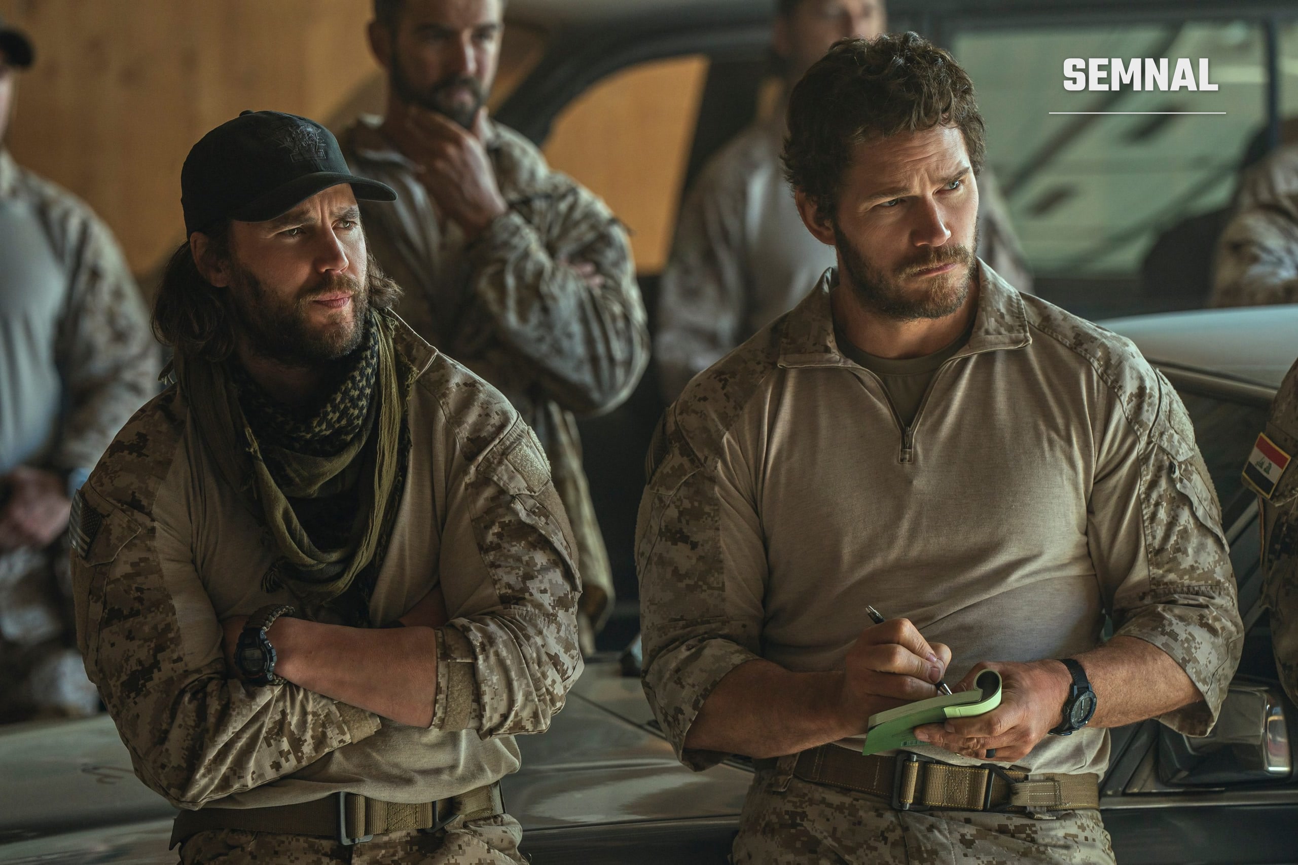 Taylor Kitsch și Chris Pratt, în uniforme militare, într-o scenă din „The Terminal List” (Foto: Prime Video)