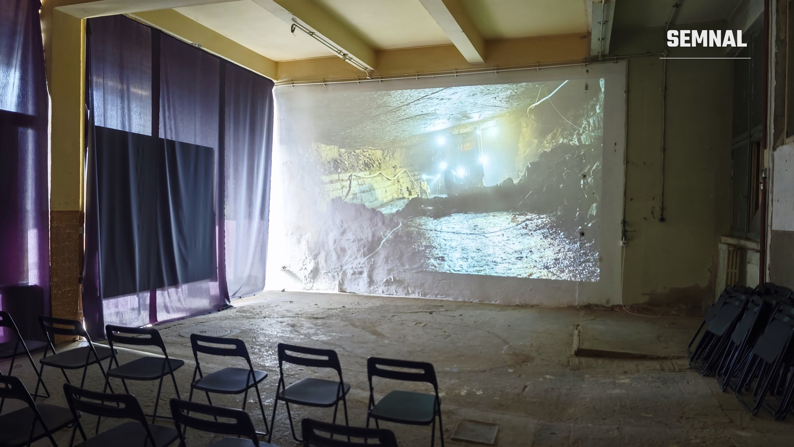 Proiecție video într-una dintre sălile fostei școli. Fotografie realizată de Lucian Dinu