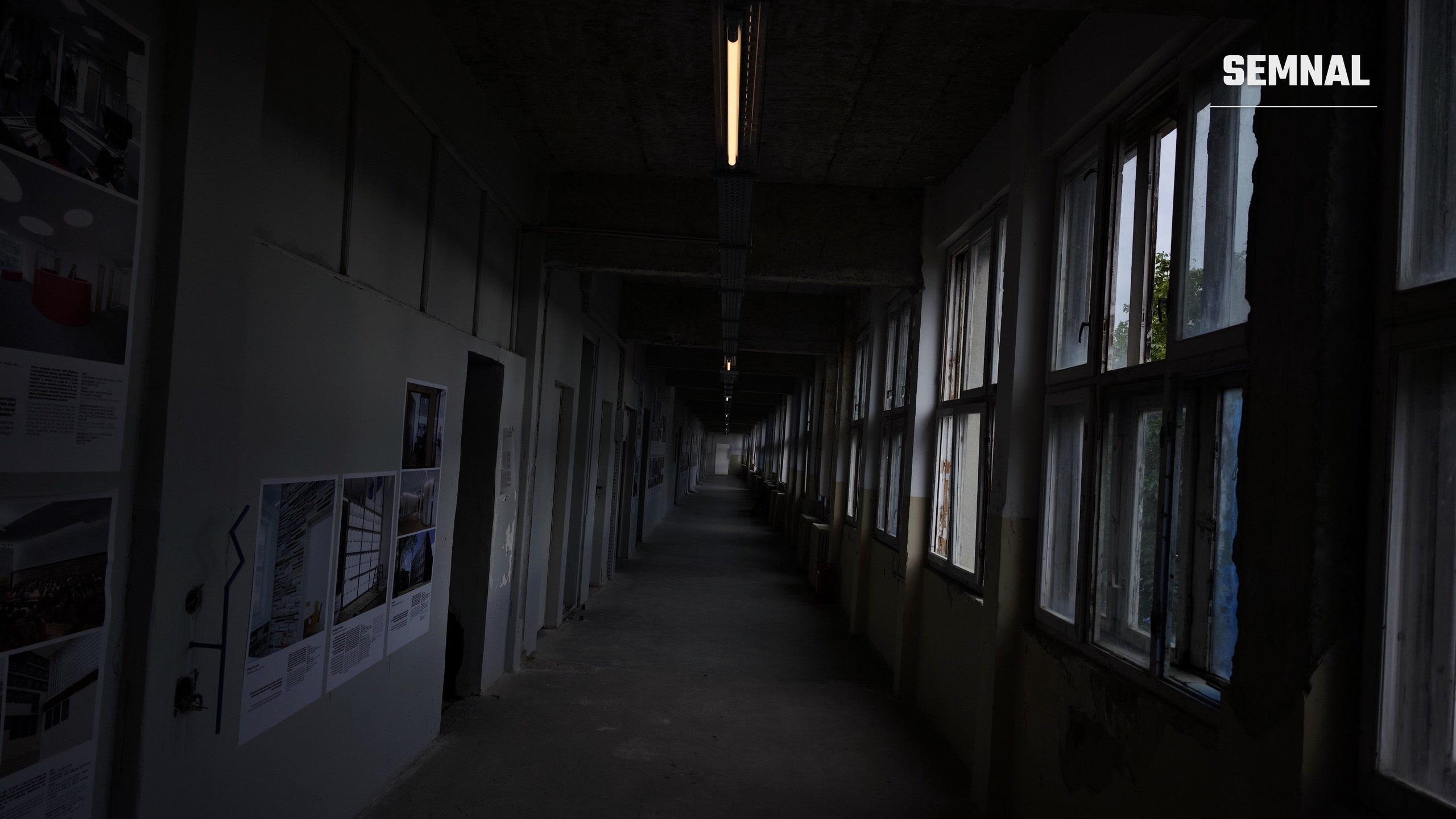 Hol cu panouri expoziționale și ferestre vechi. Fotografie realizată de Lucian Dinu