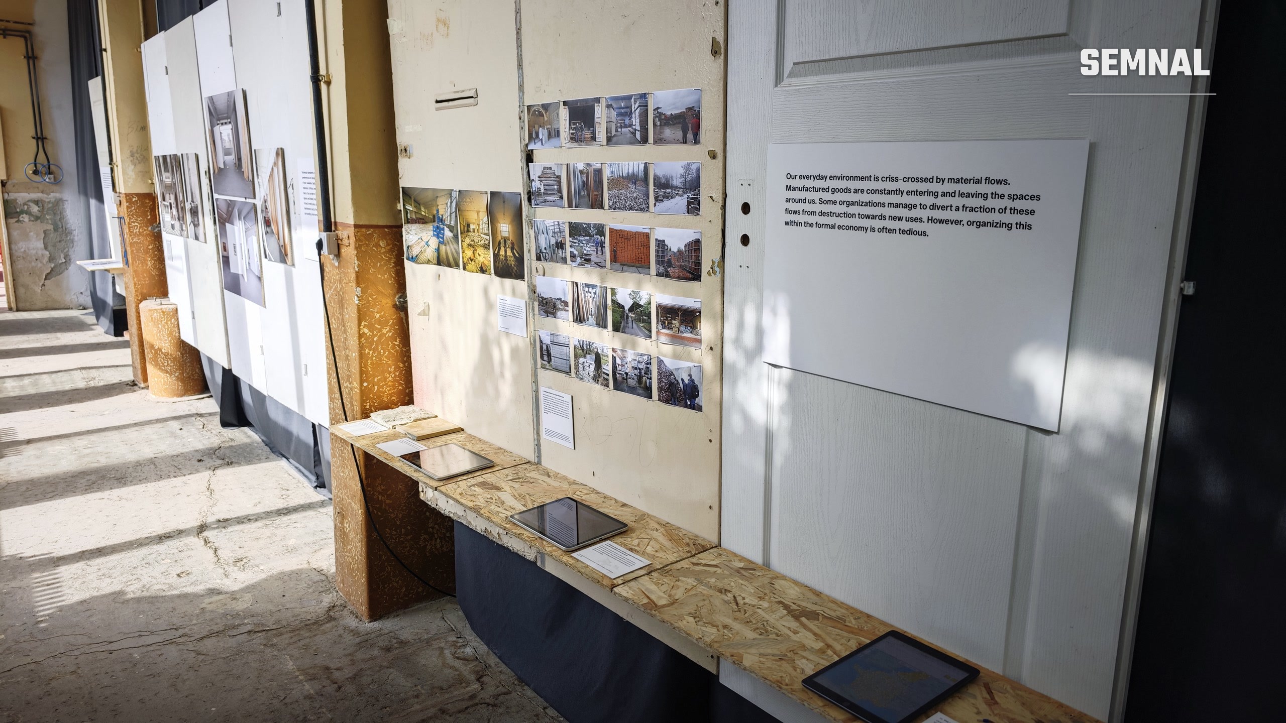 Instalație despre recuperarea materialelor de construcții. Fotografie realizată de Lucian Dinu
