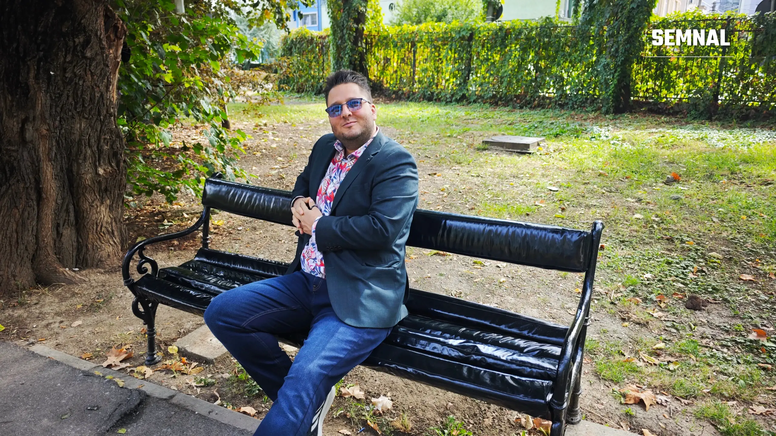 Una dintre băncile instalației „The Bench”, tapițate cu vinil negru, în Parcul Botanic din Timișoara. Fotografie realizată de Lucian Dinu