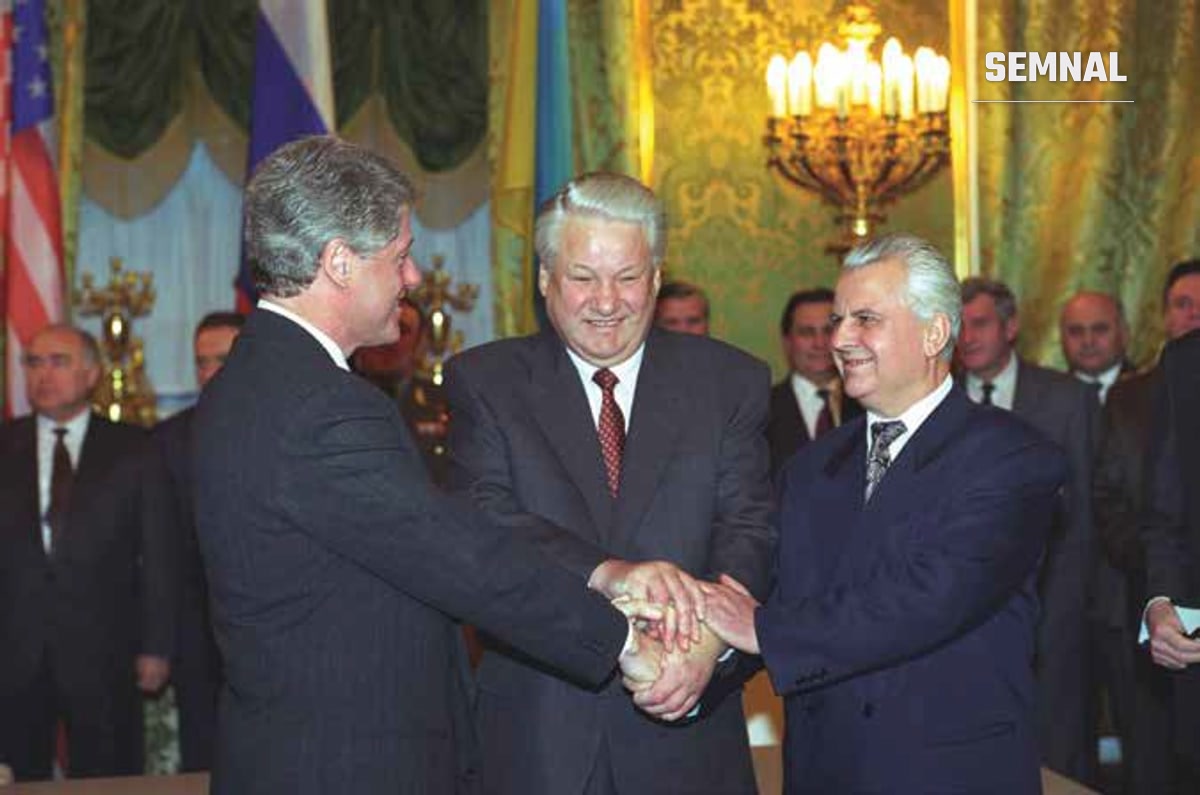 Bill Clinton, Boris Elțin și Leonid Kravciuk după semnarea Declarației trilaterale, la Moscova, pe 14 ianuarie 1994. Foto: Biblioteca Prezidențială William J. Clinton