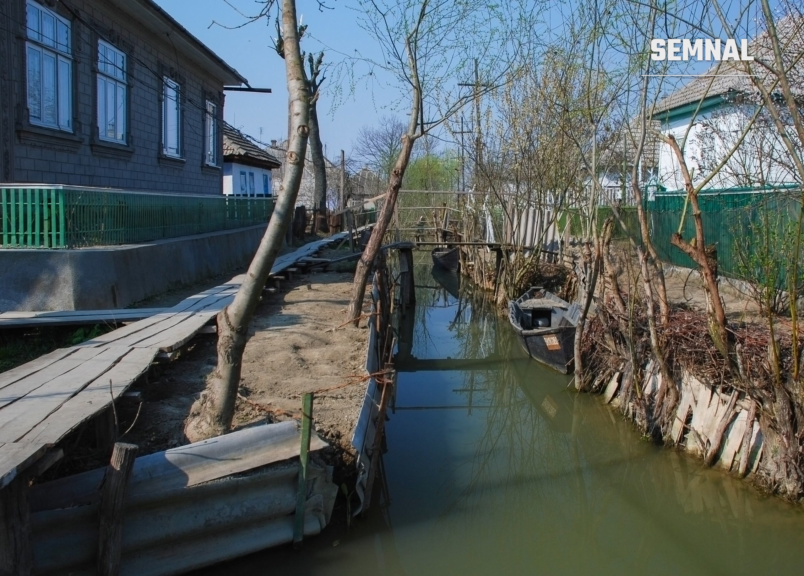 Canal cu poduri de lemn și case tradiționale în orașul Vâlcov (Vylkove), din delta Dunării, regiunea Odesa, imagine de arhivă (Foto: Rbrechko / Wikimedia Commons, CC BY-SA 4.0)
