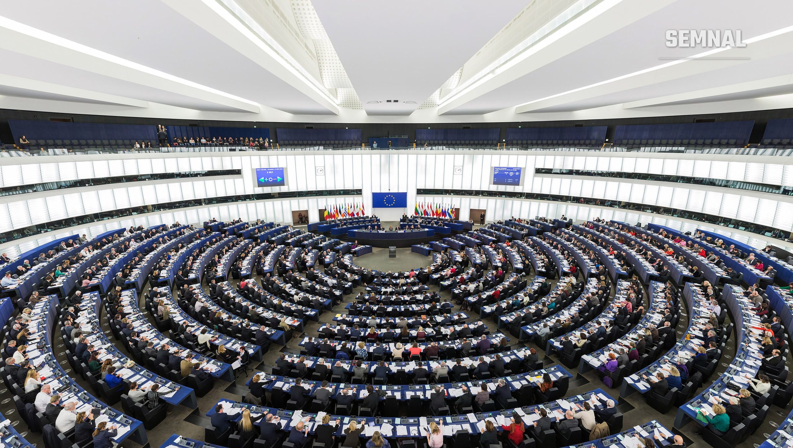 Hemiciclul Parlamentului European de la Strasbourg, văzut de sus, cu băncile eurodeputaților dispuse în semicerc, imagine de arhivă (Foto: Diliff / Wikimedia Commons, CC BY-SA 3.0)