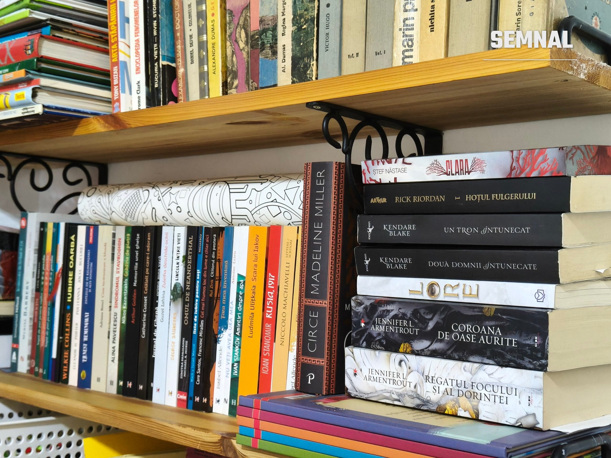Romane și volume fantasy în biblioteca de acasă, printre ele „Hoțul fulgerului” de Rick Riordan, apărut la Editura Arthur