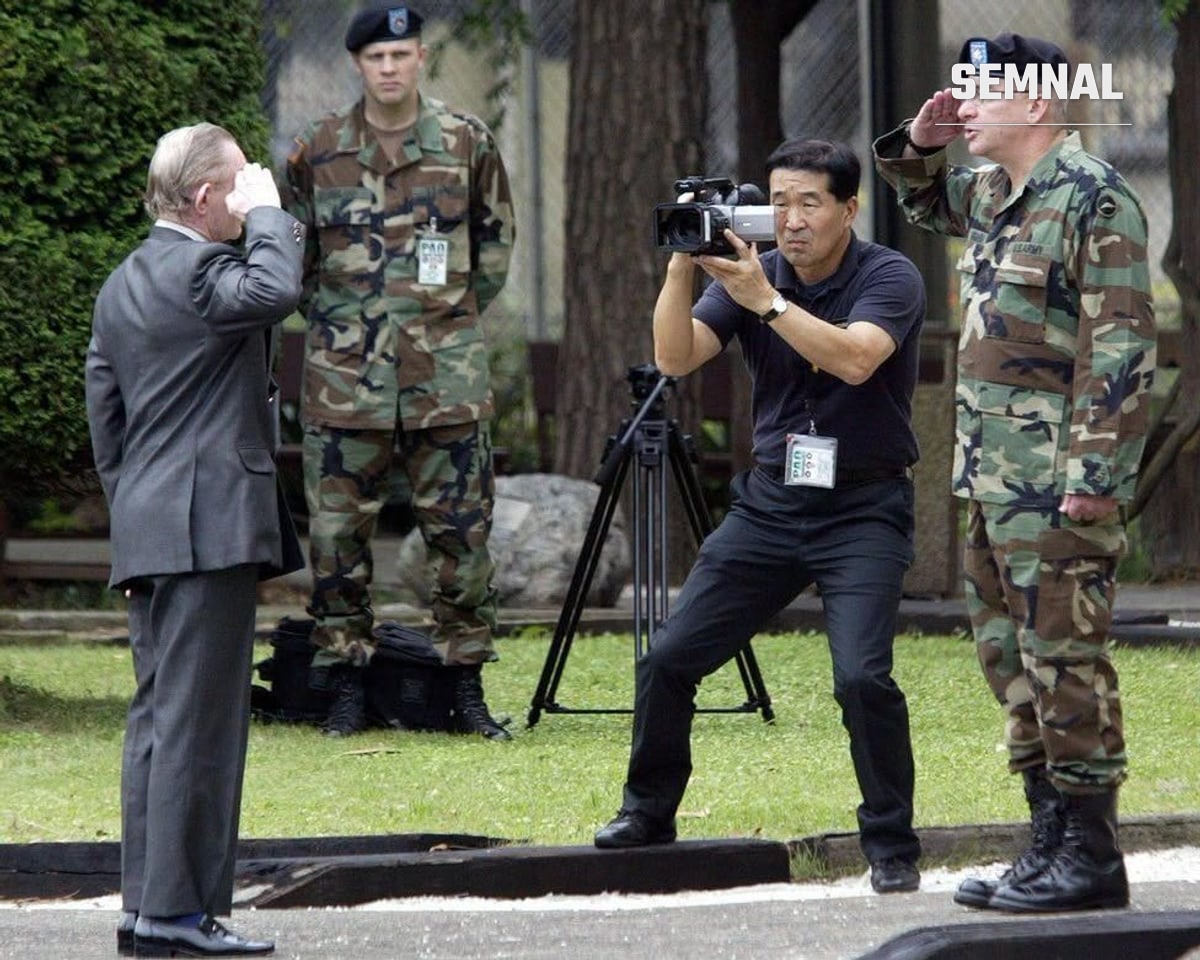 Charles Jenkins salută la sosirea la baza Camp Zama din Japonia, în 2004