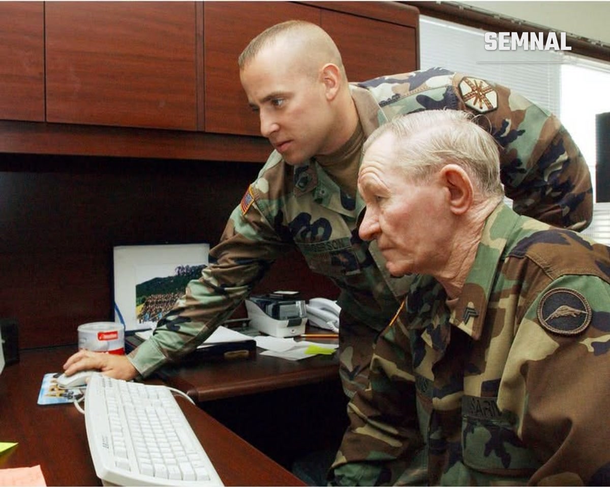 Charles Jenkins, alături de un militar american, într-un birou al garnizoanei de la Camp Zama