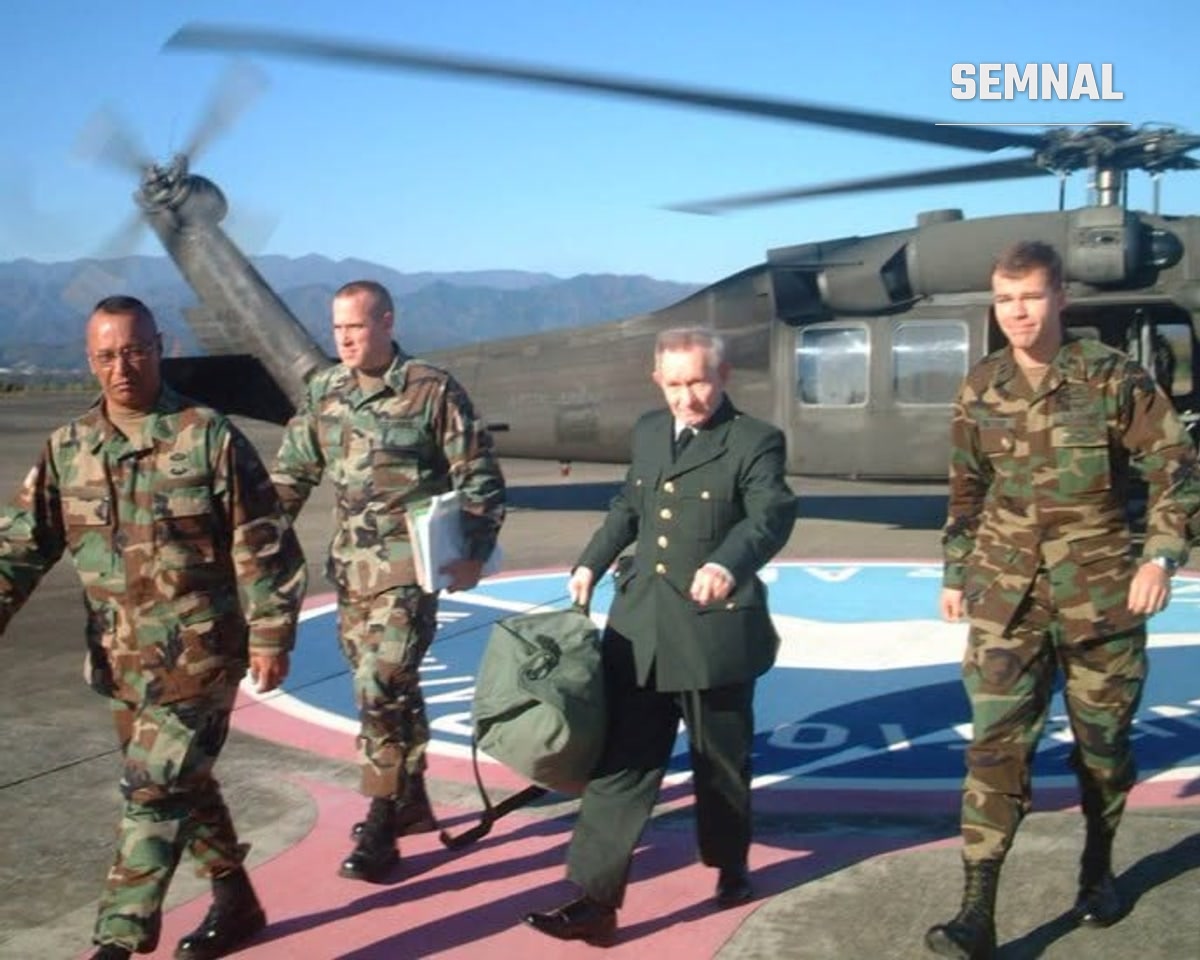 Charles Jenkins, în uniformă de ceremonie, alături de militari americani, lângă un elicopter, în 2004