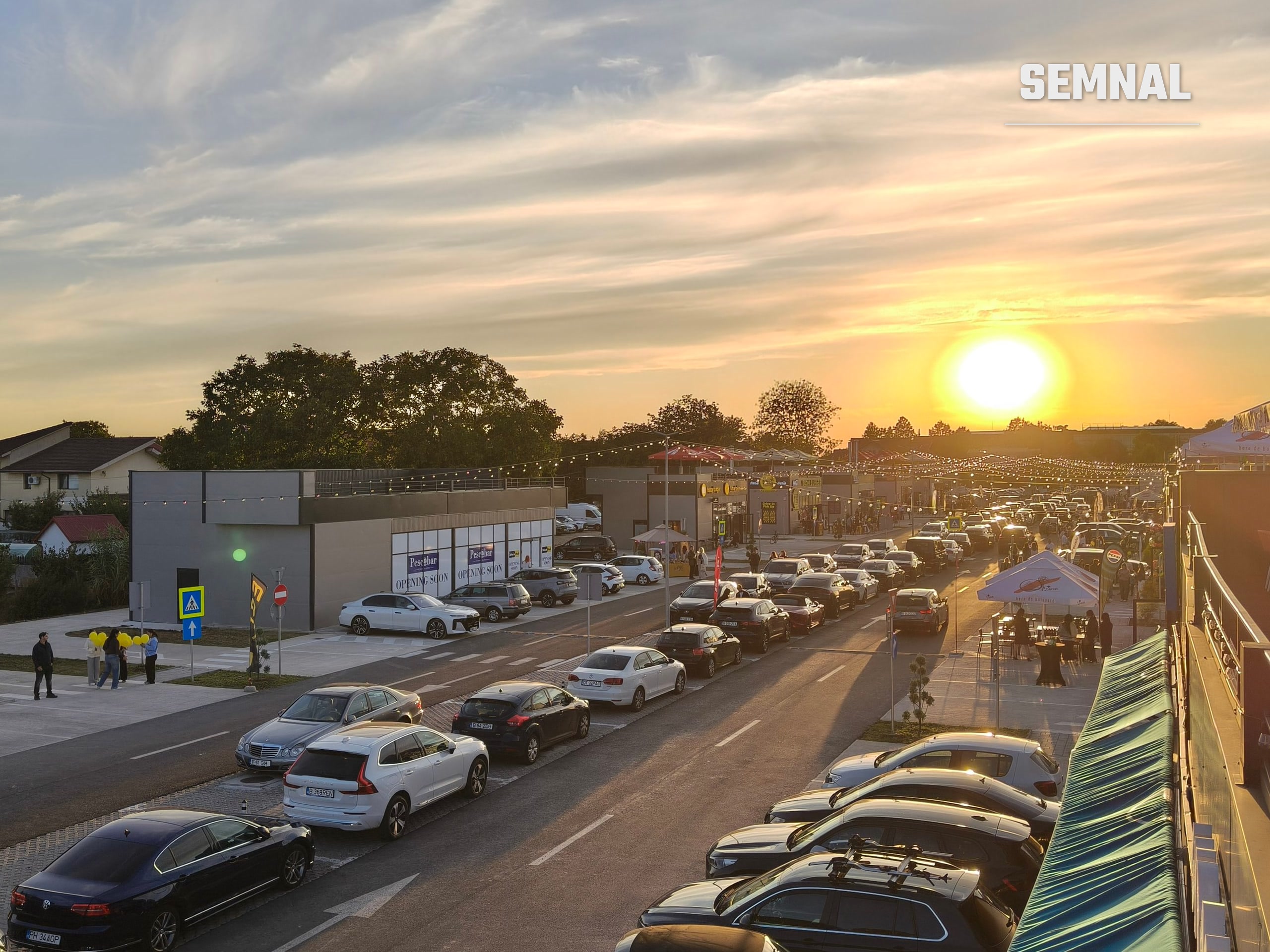 Aleea centrală a complexului de pe DN1, la apus, în seara inaugurării. Fotografie realizată de Lucian Dinu