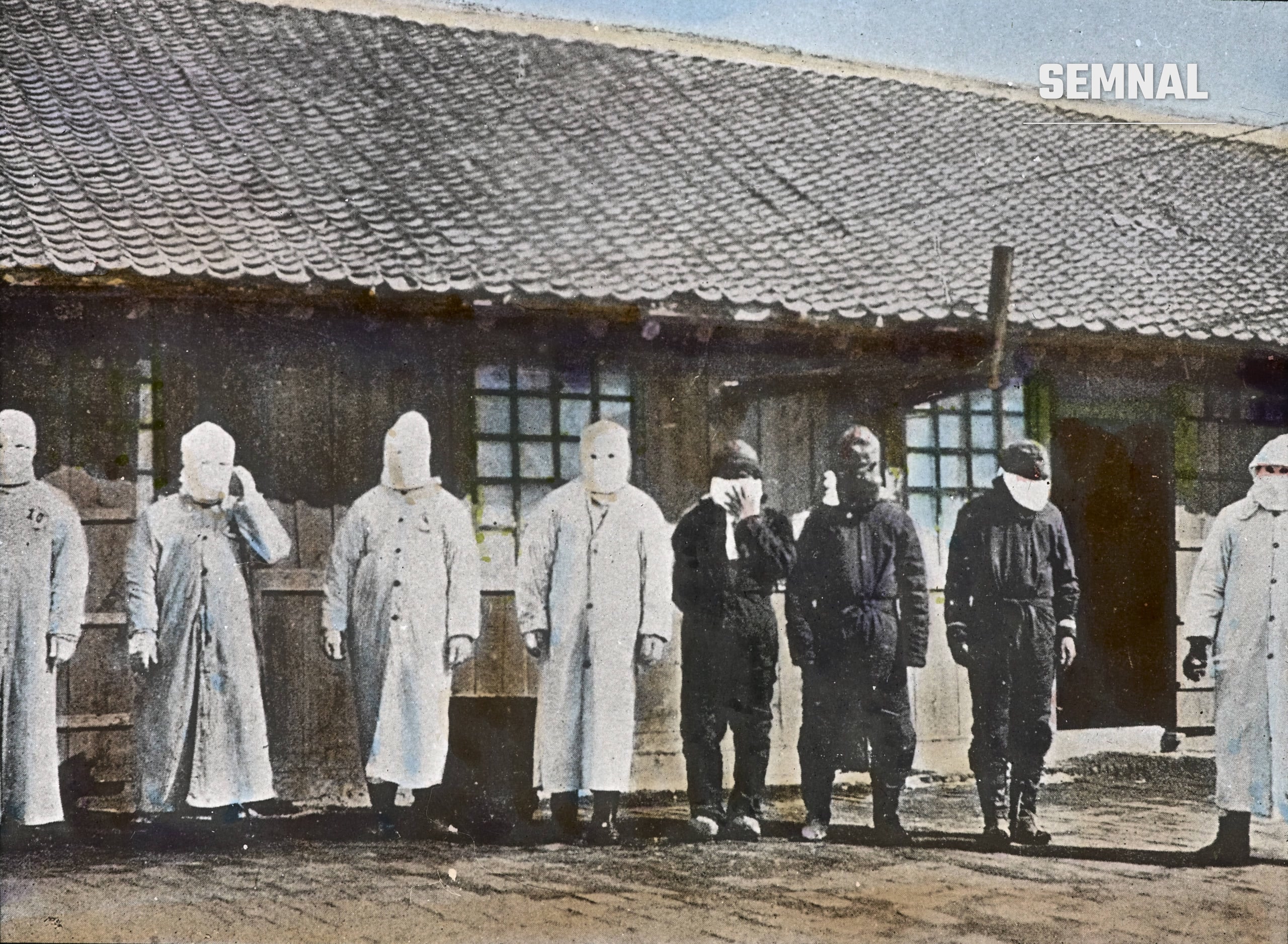 Personal medical cu măști de protecție la Mukden, în Manciuria, în timpul epidemiei de ciumă pneumonică din 1910-1911. Foto: arhiva Church of Scotland, domeniu public / Wikimedia Commons