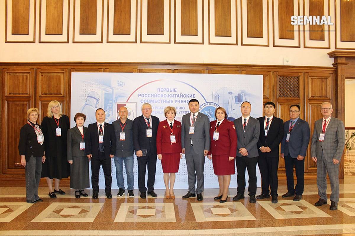 Deschiderea primelor exerciții comune ruso-chineze, Habarovsk, iunie 2026. Pe panou, titlul exercițiilor în rusă și în chineză. Foto: Institutul antipestă din Irkuțk