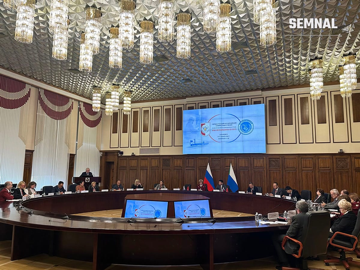 Sala de ședințe în timpul exercițiilor de la Habarovsk. Institutul notează că fotografia surprinde cuvântul de bun venit al directorului Serghei Balahonov. Foto: Institutul antipestă din Irkuțk