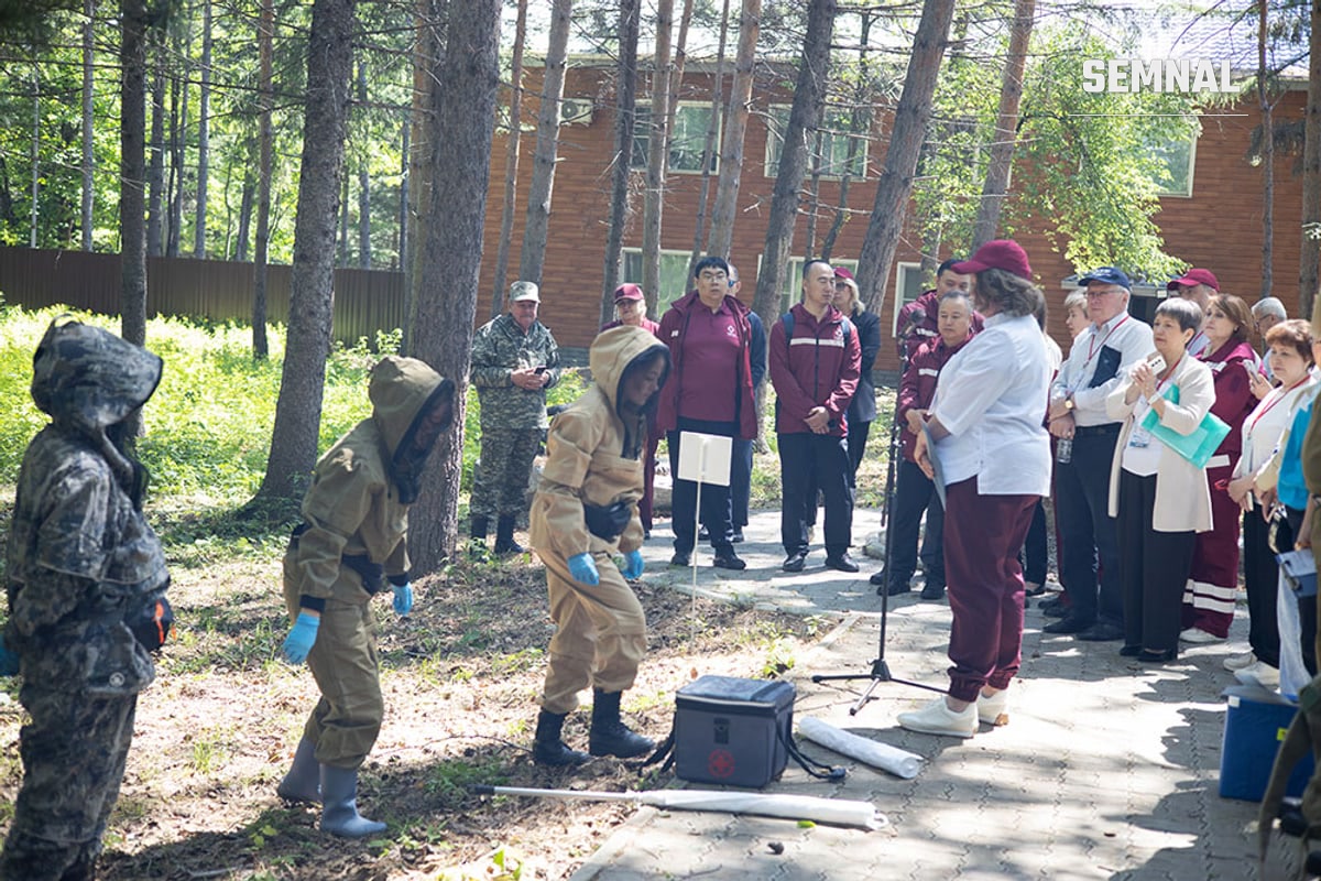 Partea practică a exercițiilor: specialiști în echipament de protecție, în teren. Foto: Institutul antipestă din Irkuțk