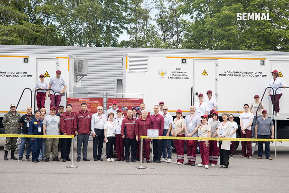 Participanții la exerciții, în fața laboratoarelor mobile de diagnostic molecular ale Rospotrebnadzor. Foto: Institutul antipestă din Irkuțk