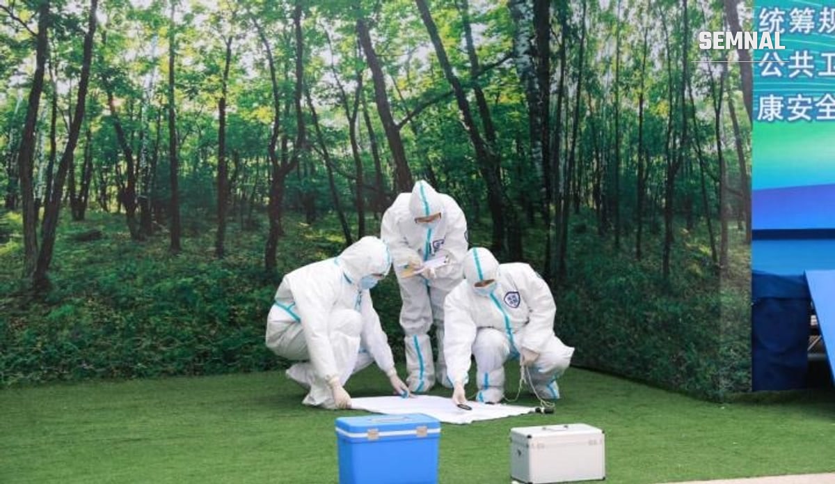 Specialiști în echipament de protecție complet, în timpul unuia dintre scenariile exercițiului. Foto: China News Service, filiala Heilongjiang