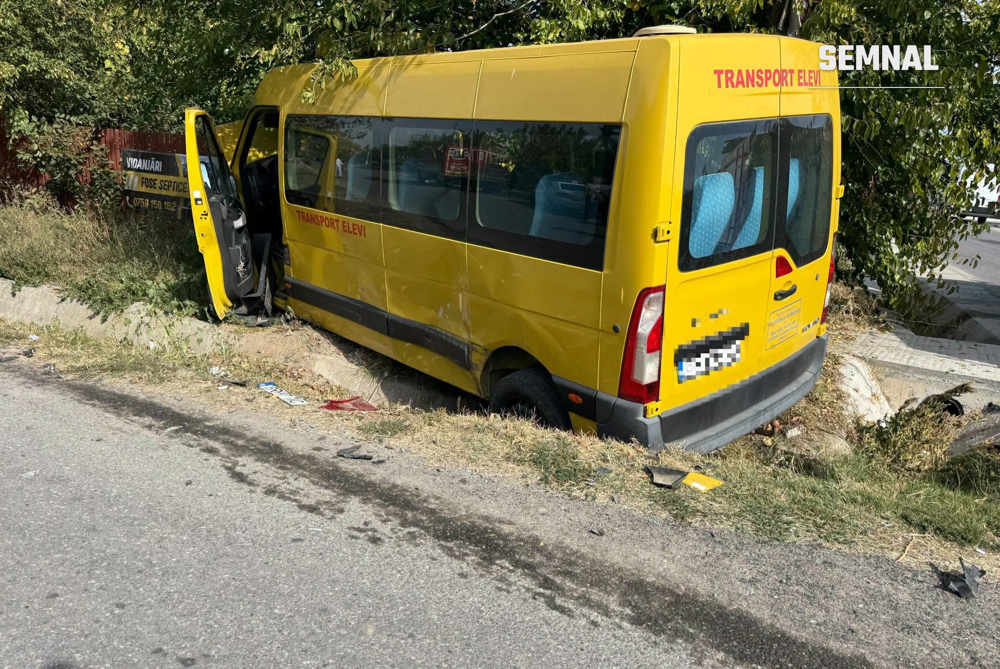 Microbuzul școlar, ieșit în afara carosabilului la Singureni. Foto: ISU Giurgiu