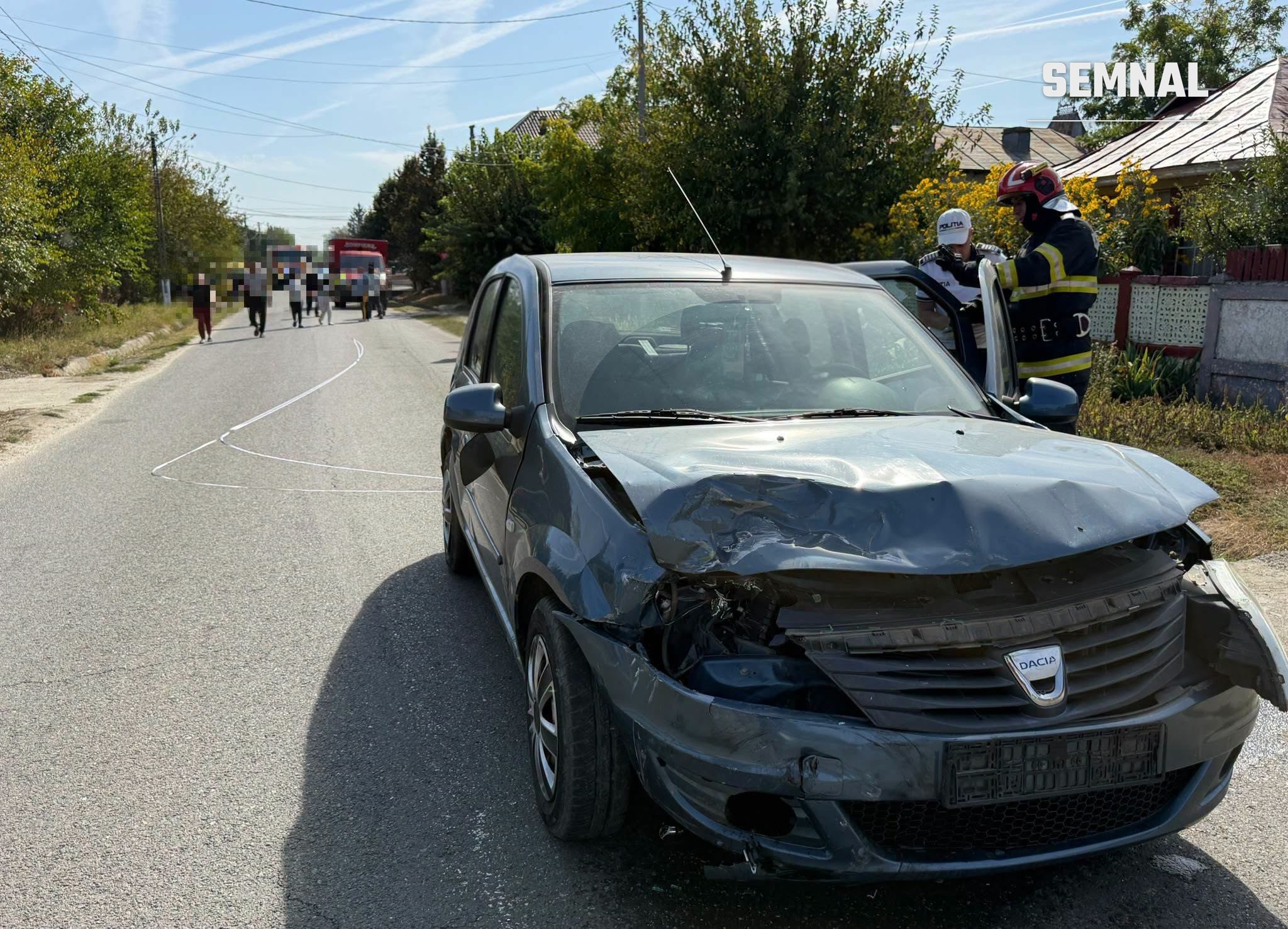 Autoturismul implicat în accident, cu partea din față avariată. Foto: ISU Giurgiu