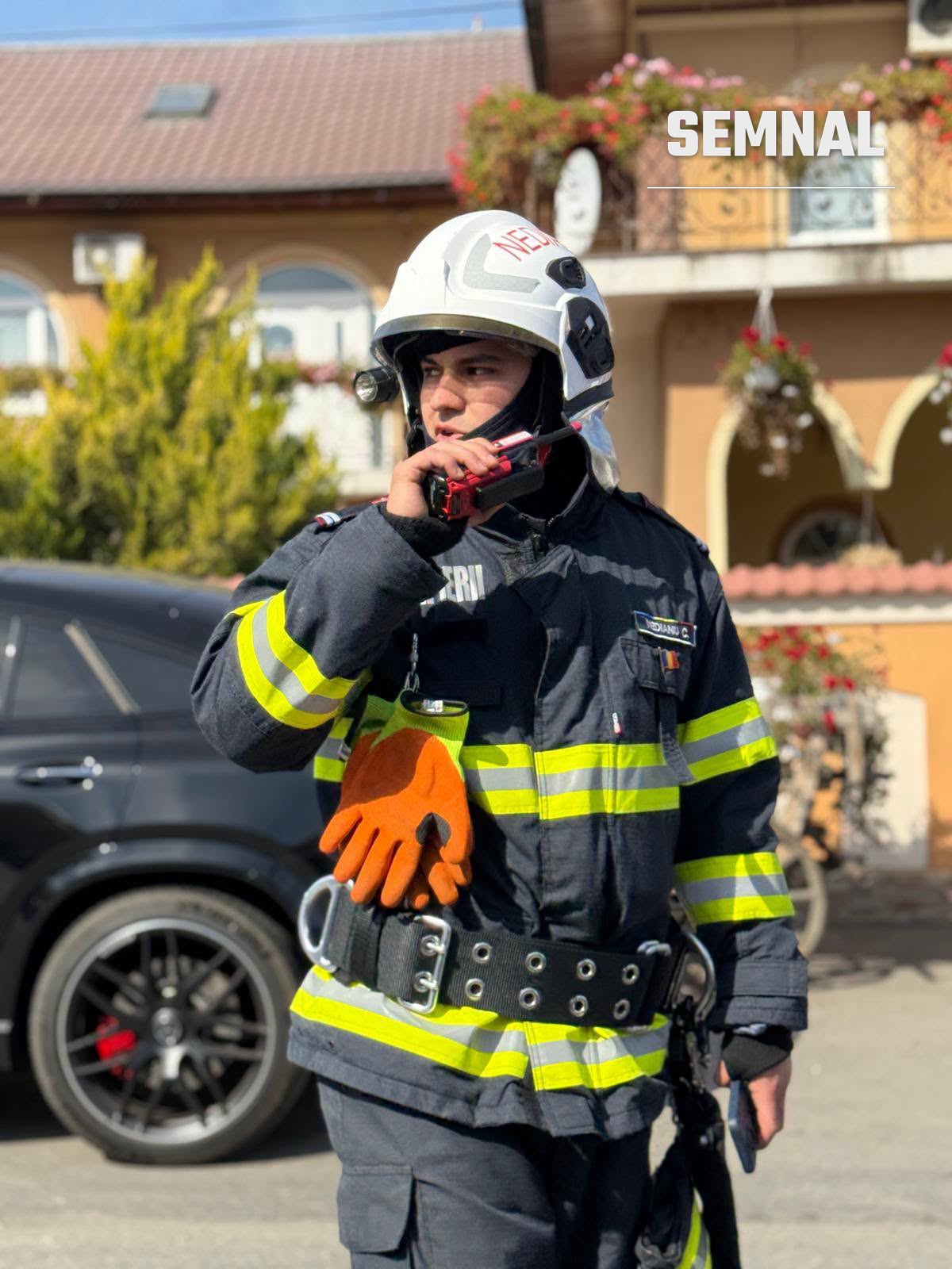 Pompier ISU Giurgiu în timpul intervenției. Foto: ISU Giurgiu