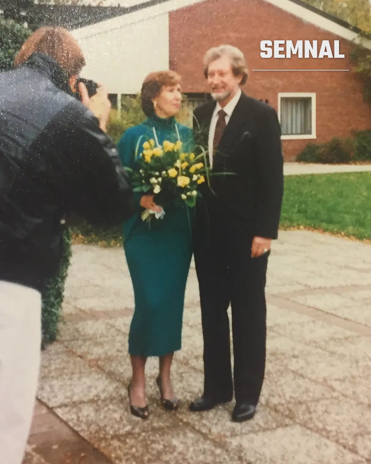 Georg Gärtner, alias Dennis Whiles (dreapta), fotografiat în anii de după ce și-a dezvăluit identitatea