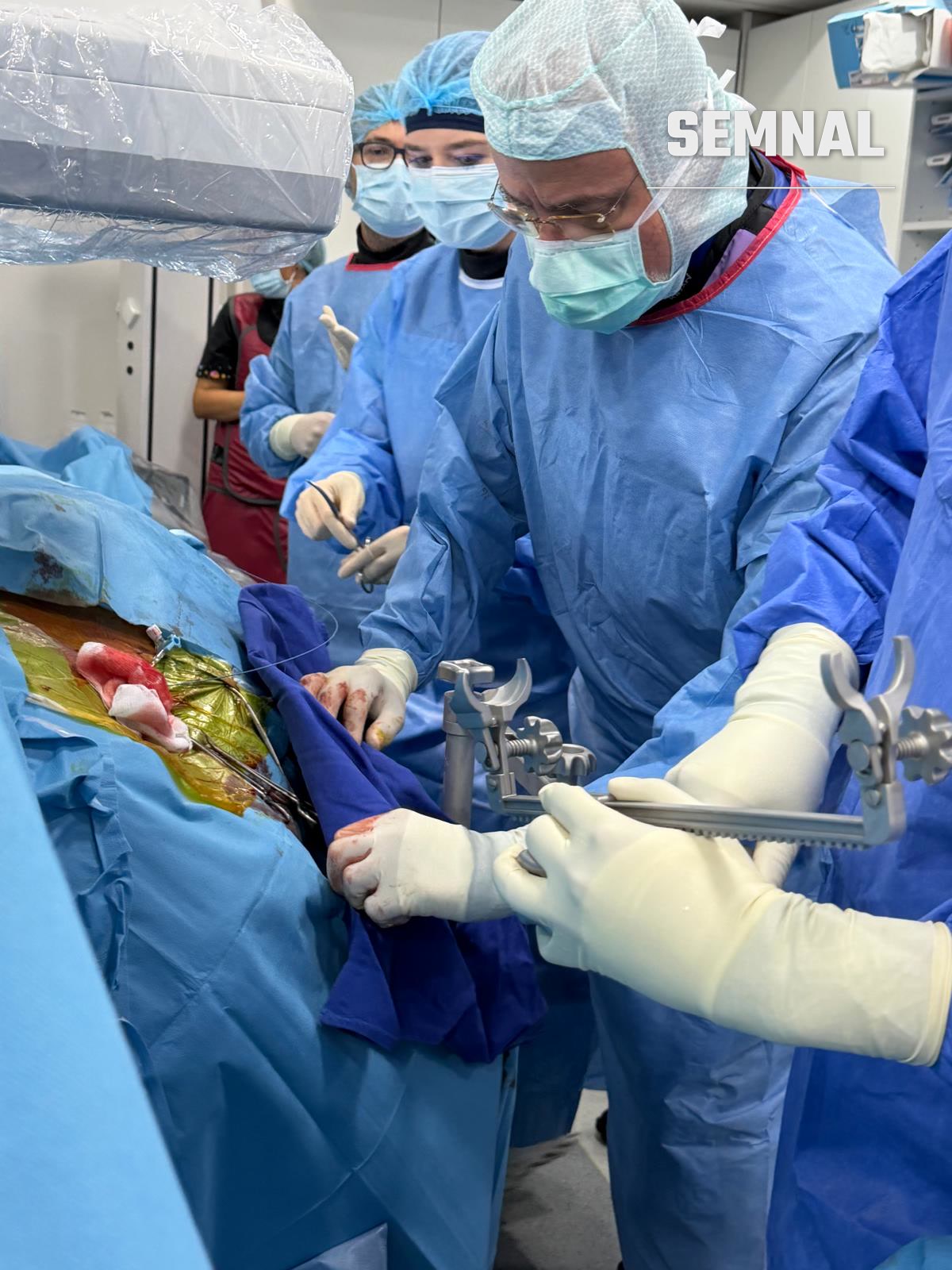 Echipa medicală în timpul procedurii. Foto: SCU București